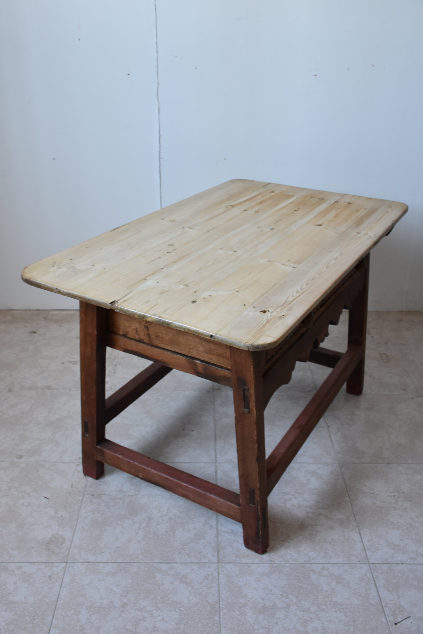 Mesa rústica antigua con cajón tallado - Imagen 6