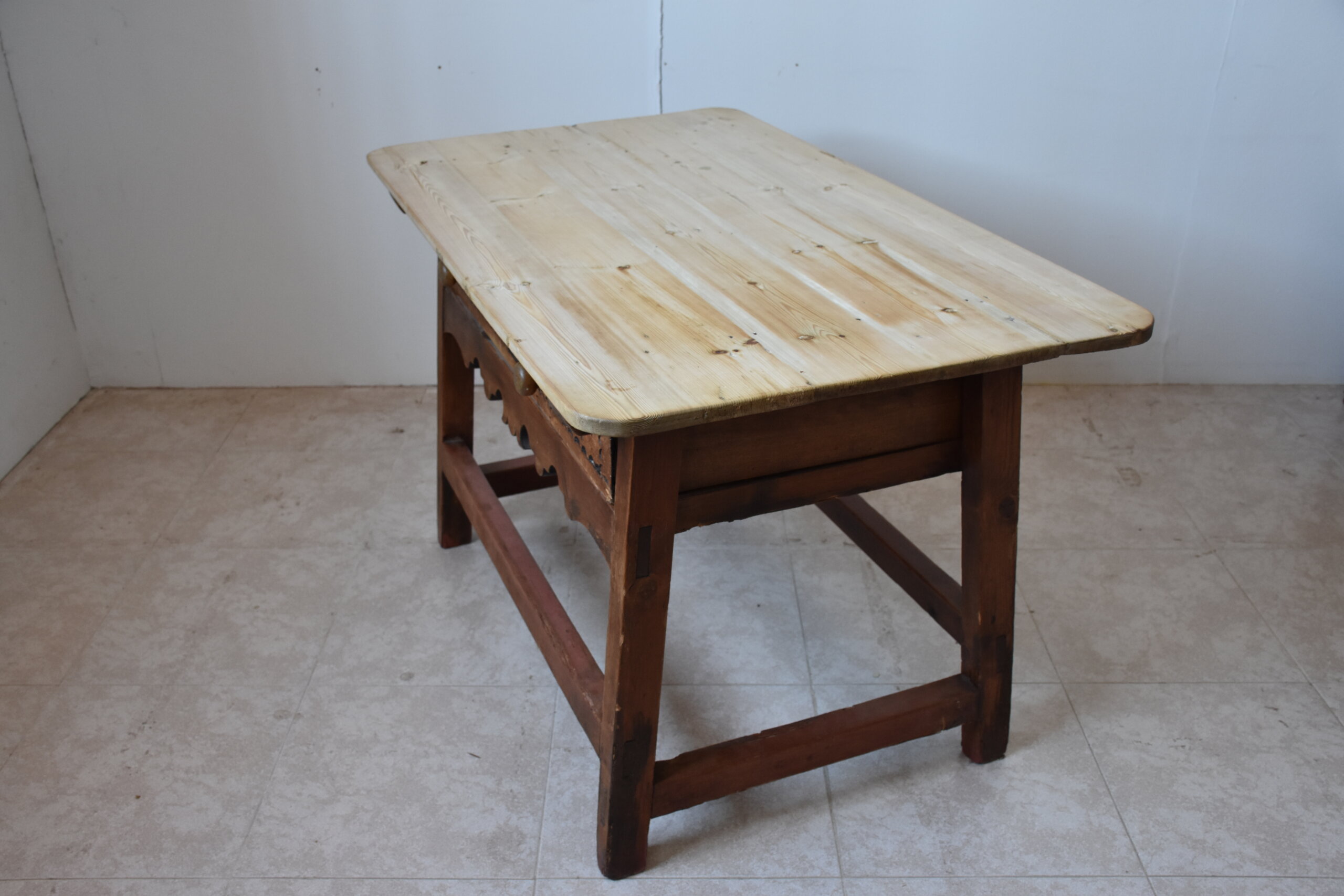 Mesa rústica antigua con cajón tallado - Imagen 7