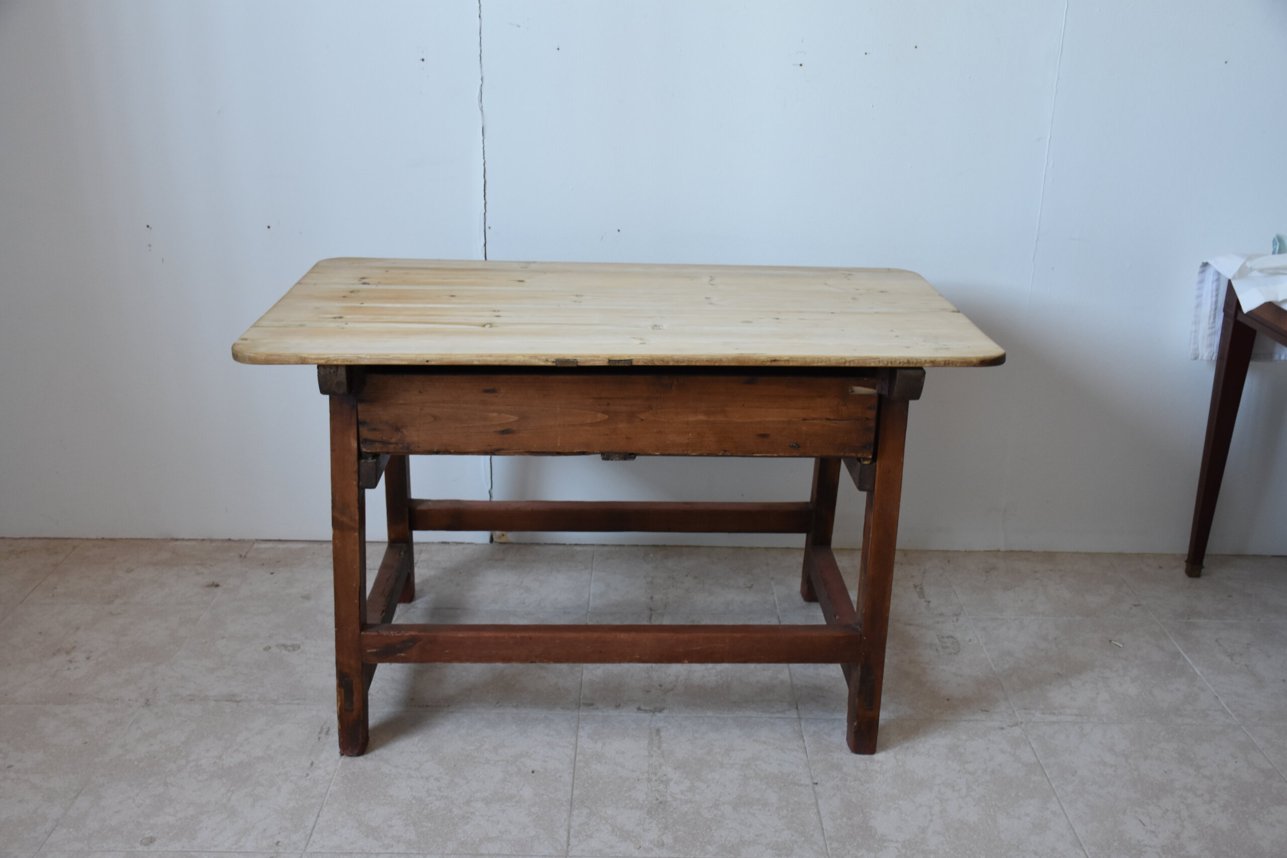 Mesa rústica antigua con cajón tallado - Imagen 8