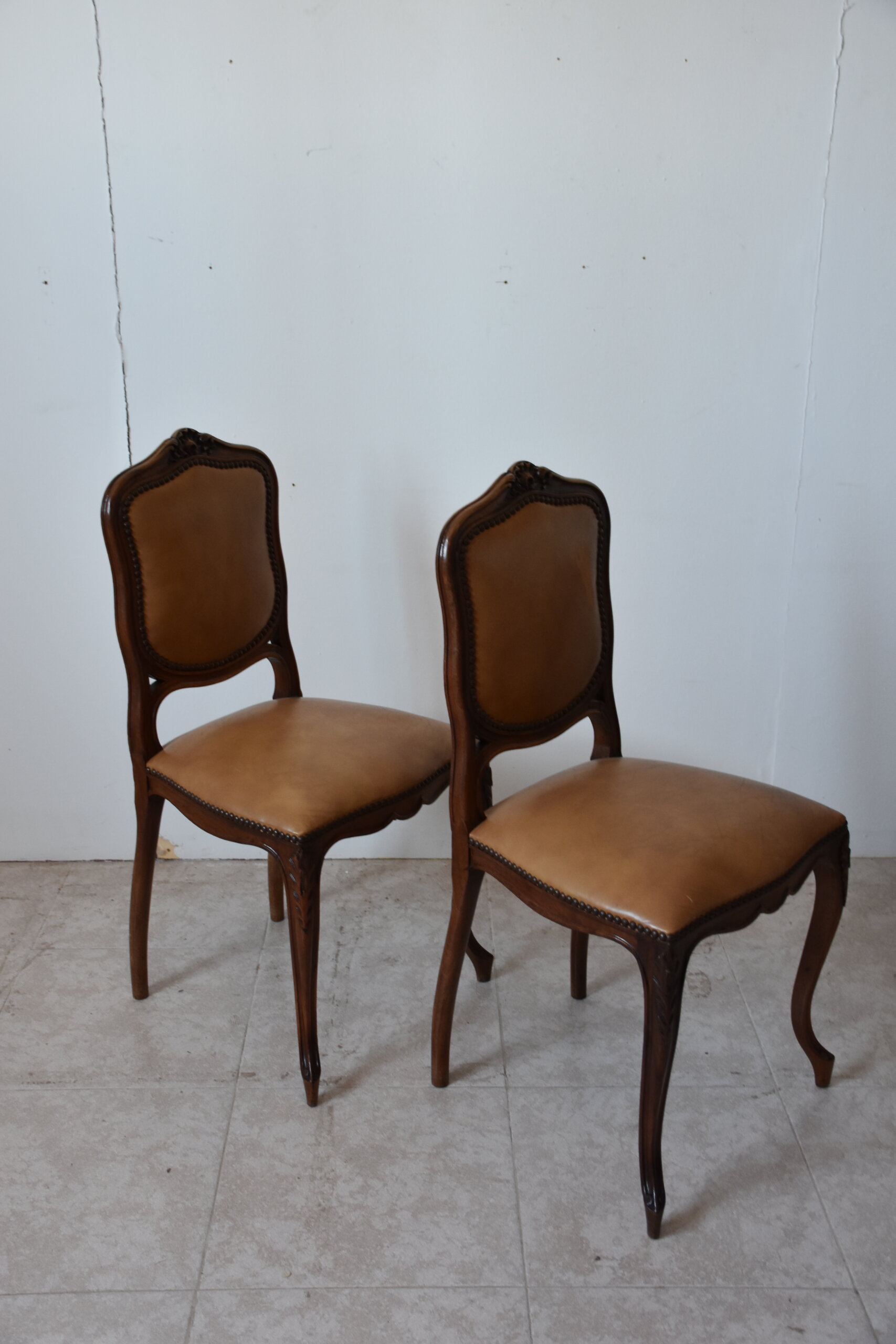 Pareja de sillas Luis XV cuero - Imagen 4