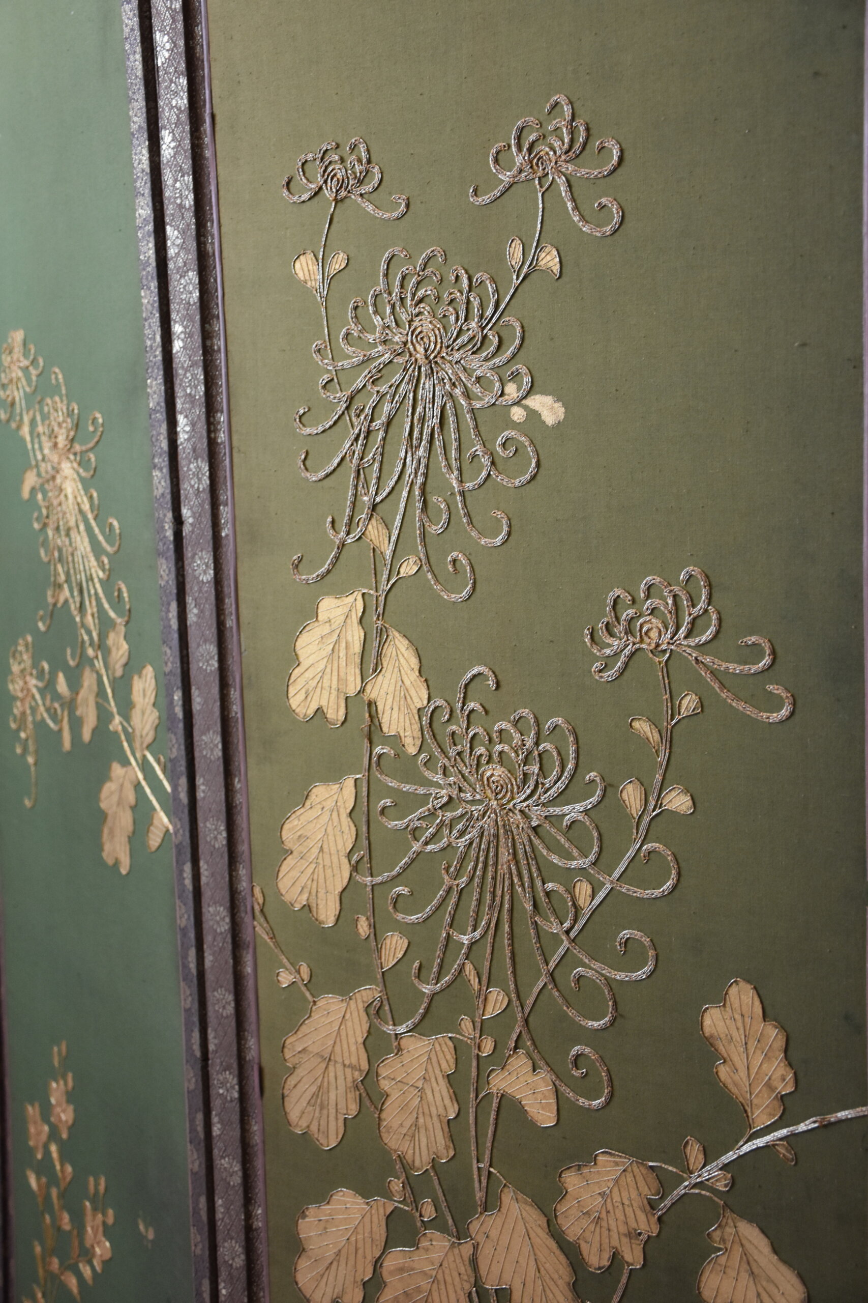 Biombo oriental tela verde con hojas doradas - Imagen 7