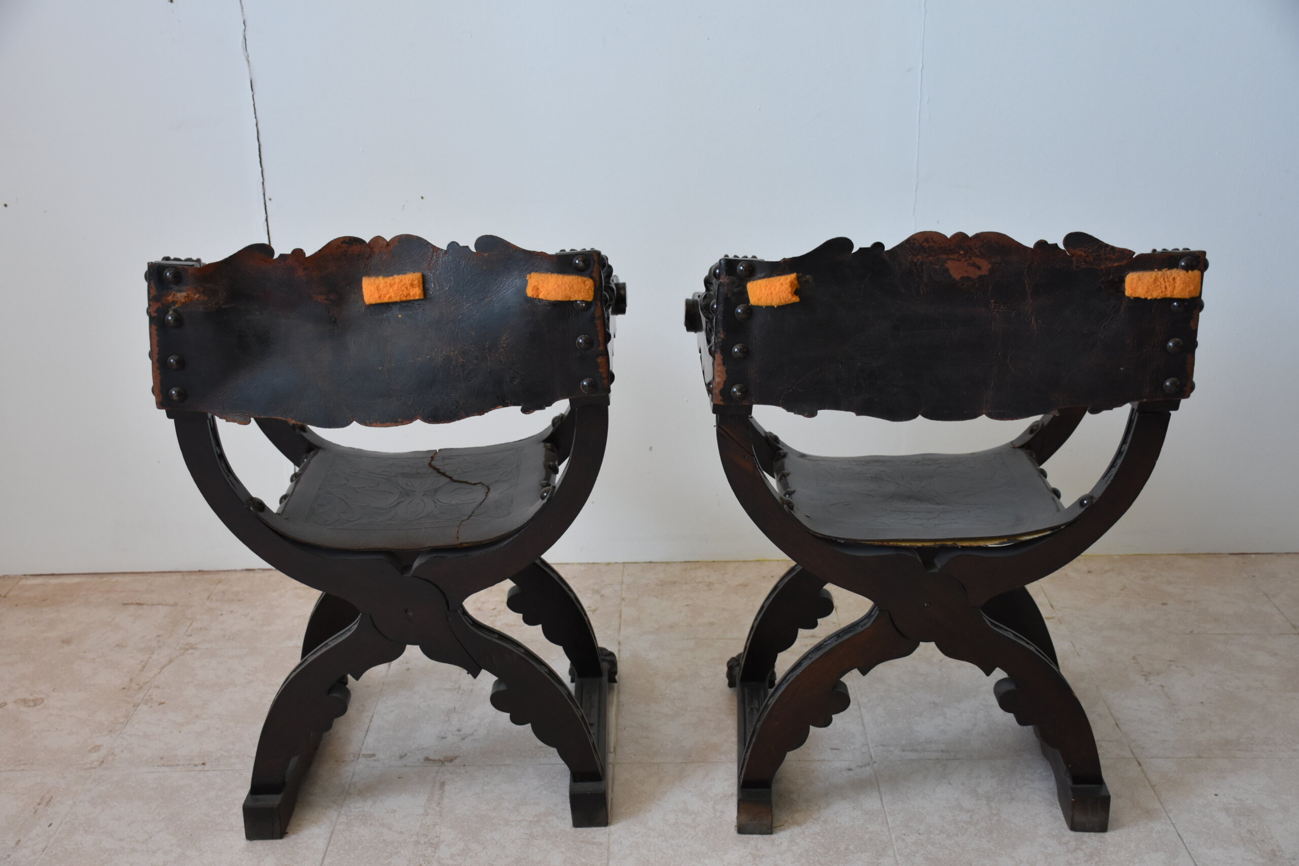 Pareja de sillones jamugas talladas con cuero - Imagen 11