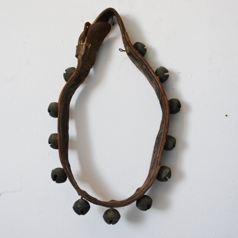 Collar para caballería con cascabeles