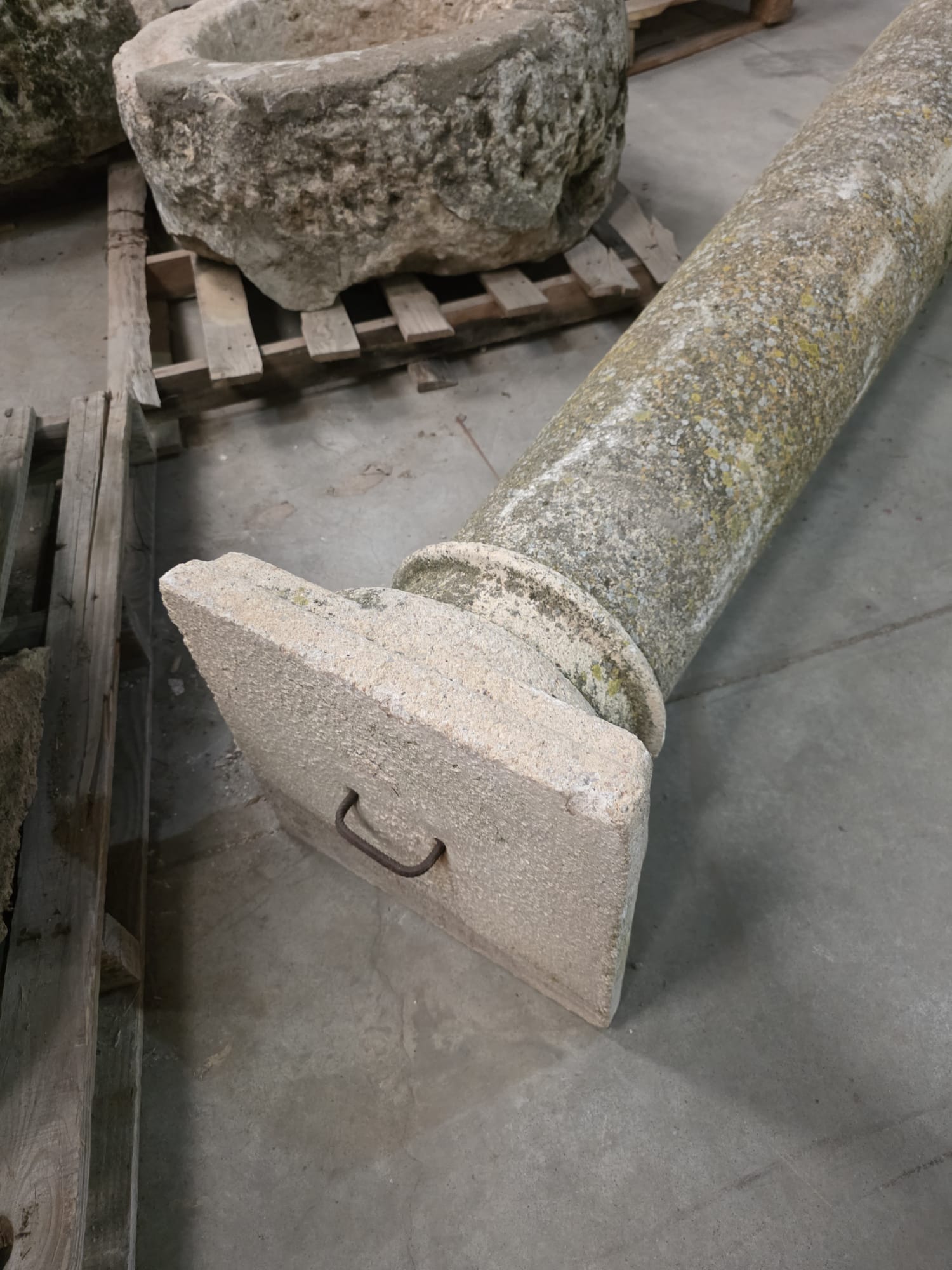 Gran columna de piedra con capitel - Imagen 6
