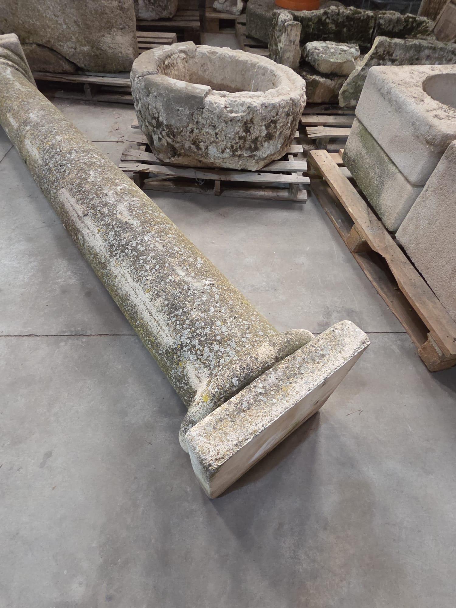 Gran columna de piedra con capitel - Imagen 3