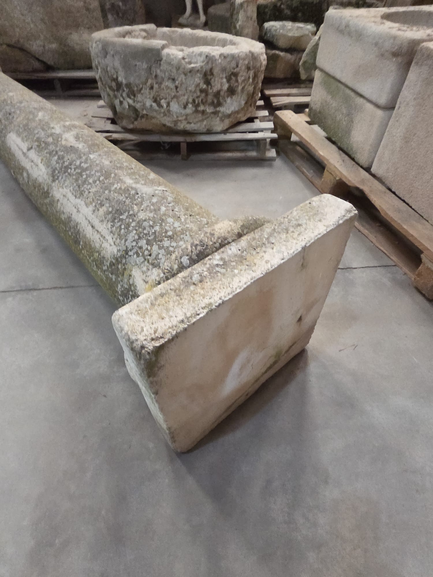 Gran columna de piedra con capitel - Imagen 4
