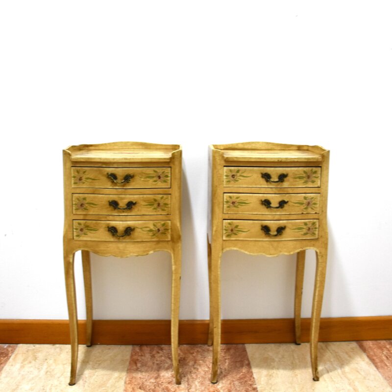 Pareja de mesitas Luis XV decoración floral