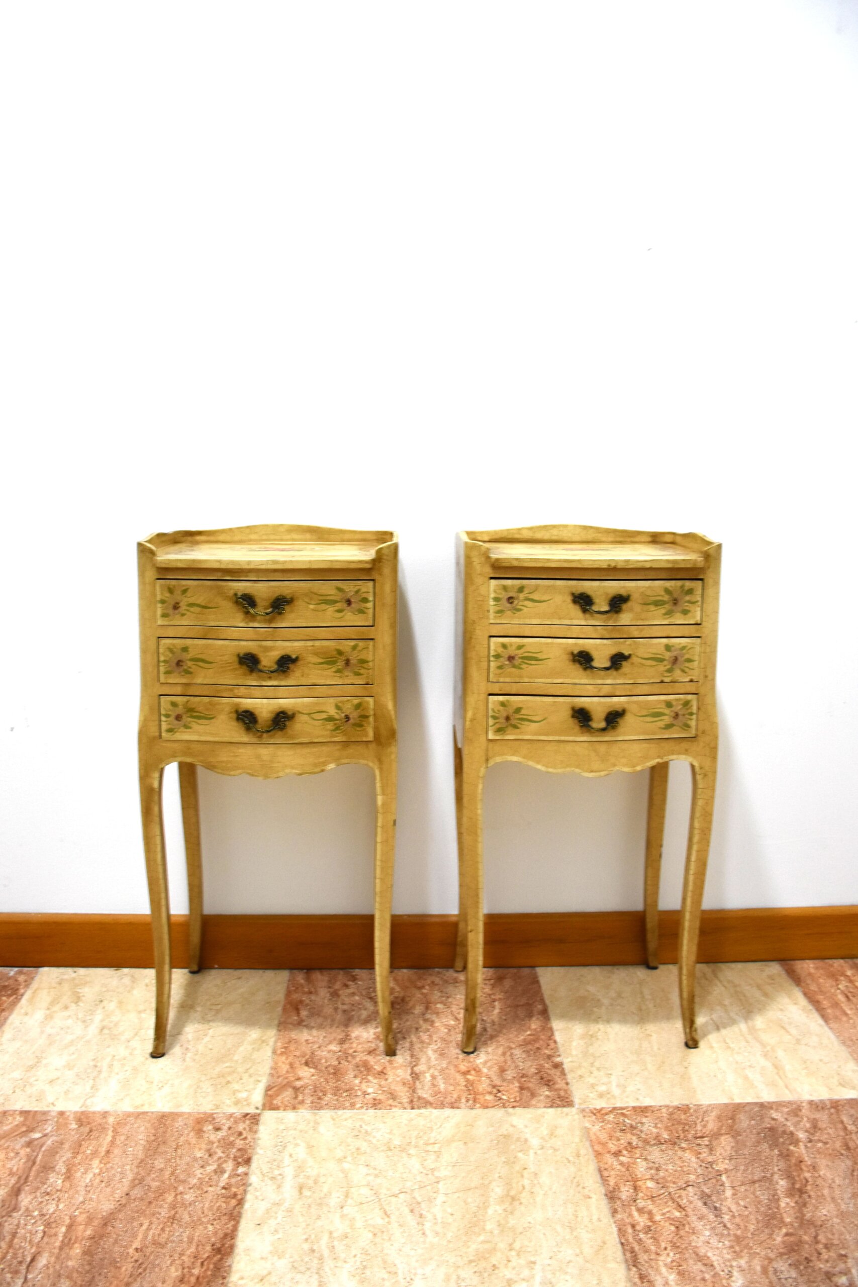 Pareja de mesitas Luis XV decoración floral
