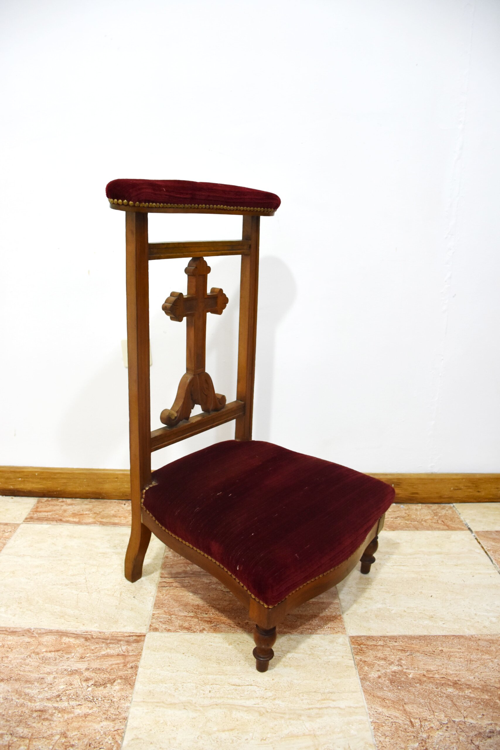 Reclinatorio antiguo tapizado granate - Imagen 4