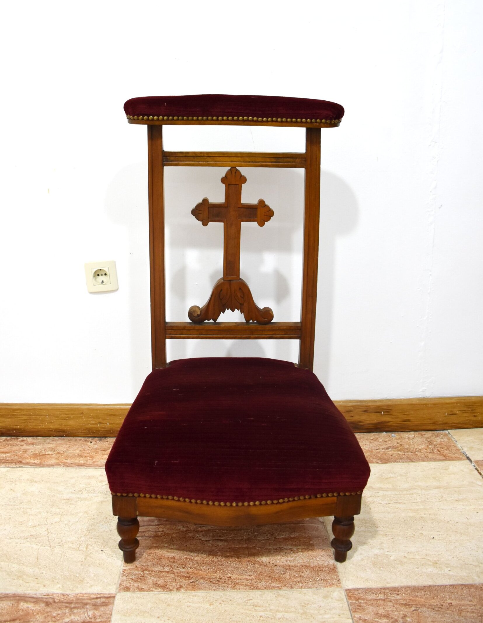 Reclinatorio antiguo tapizado granate