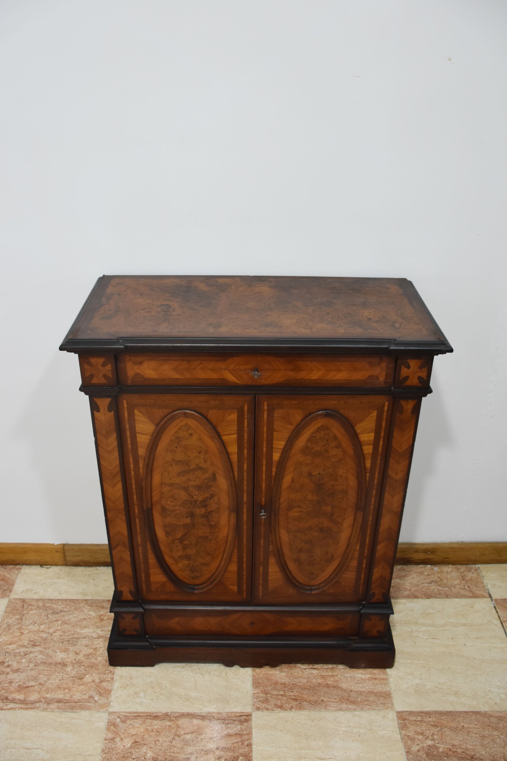 Mueble entredós nogal con marquetería - Imagen 2