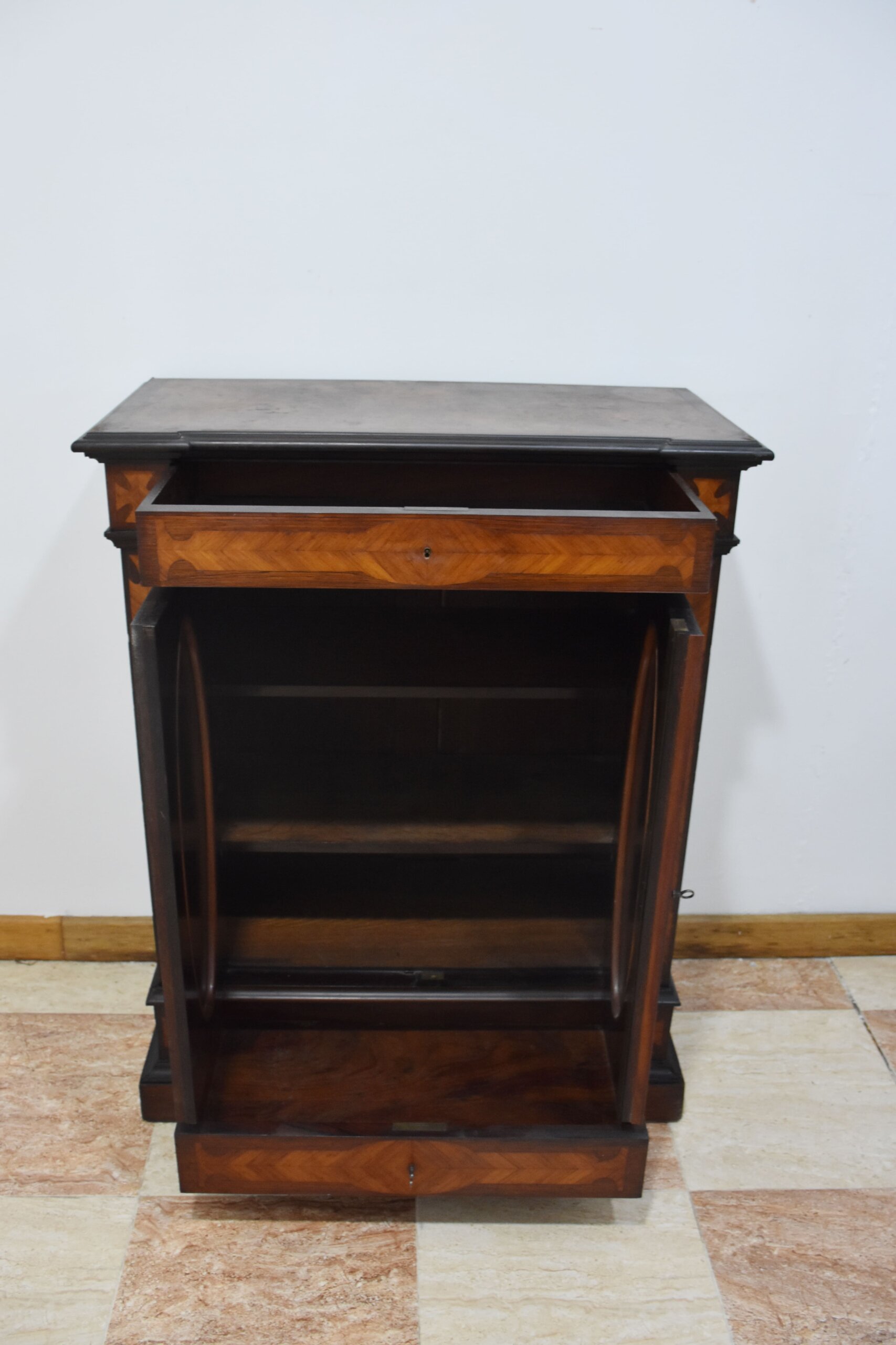 Mueble entredós nogal con marquetería - Imagen 3