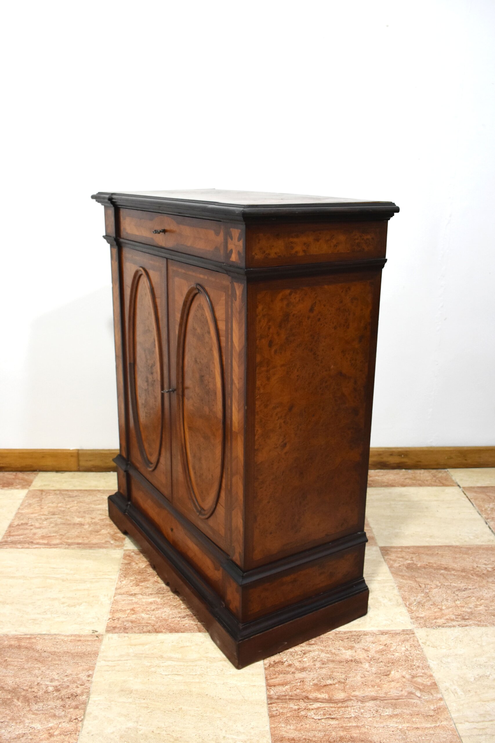 Mueble entredós nogal con marquetería - Imagen 4