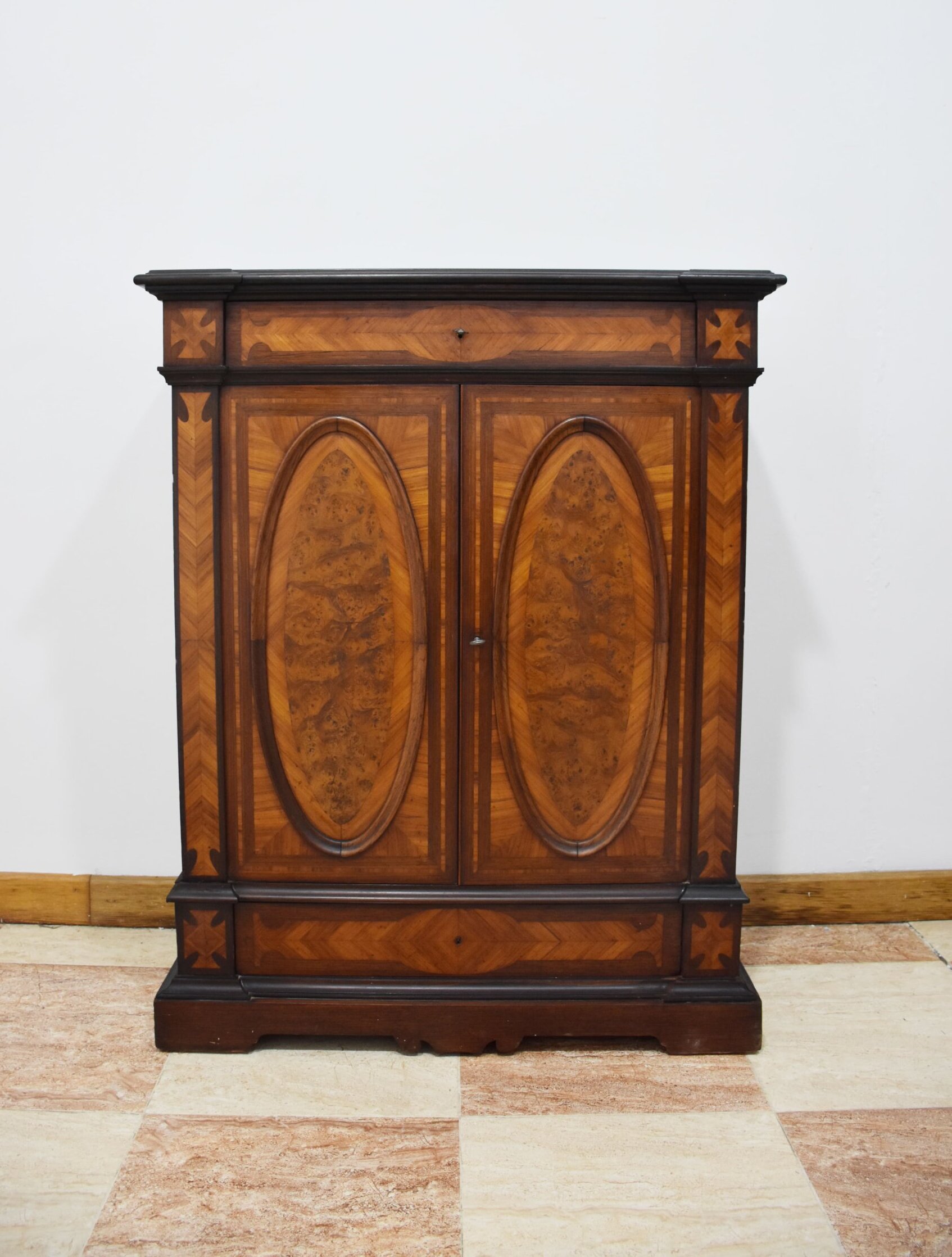 Mueble entredós nogal con marquetería
