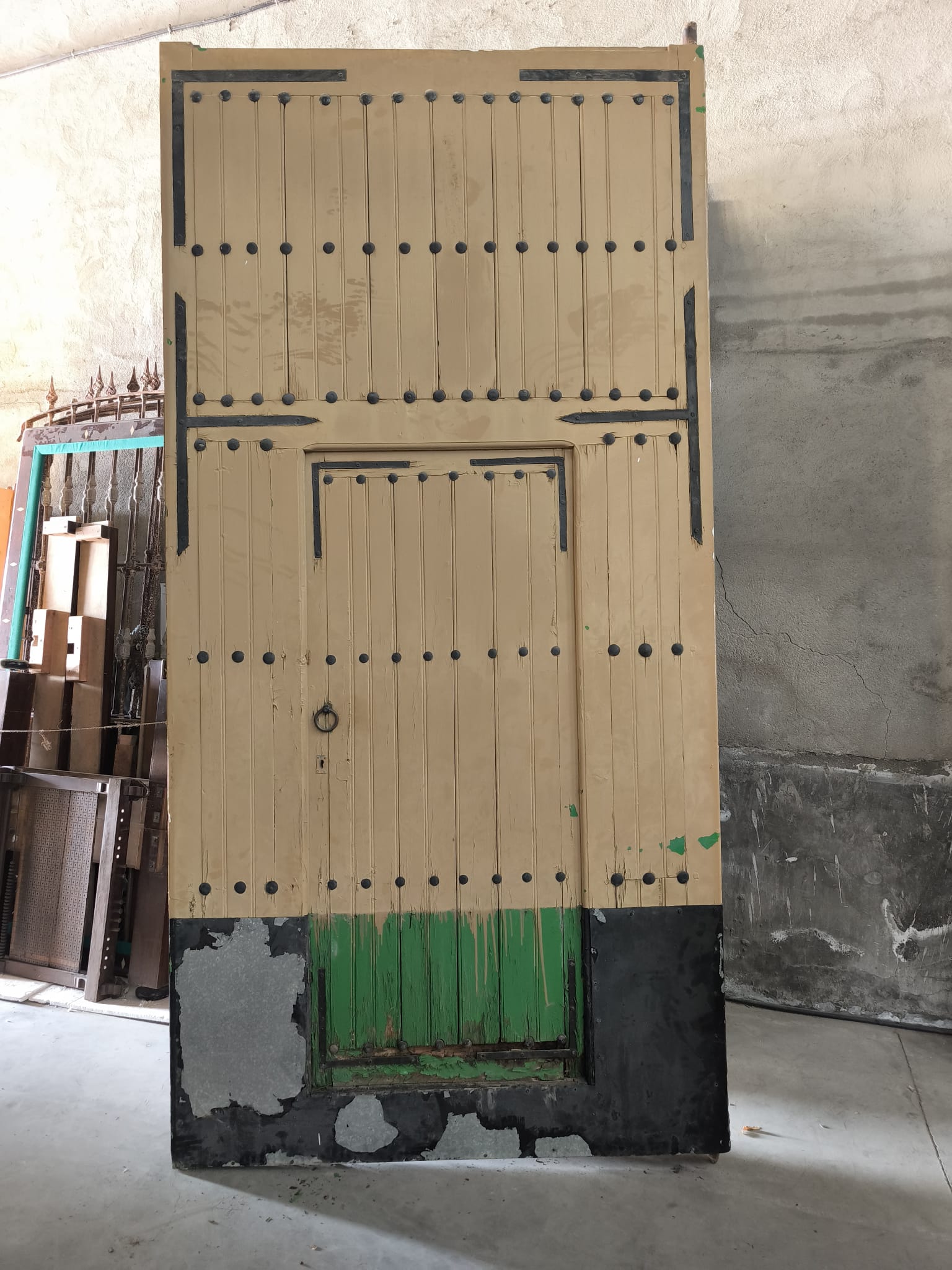 Gran portón antiguo de madera 2 hojas - Imagen 11