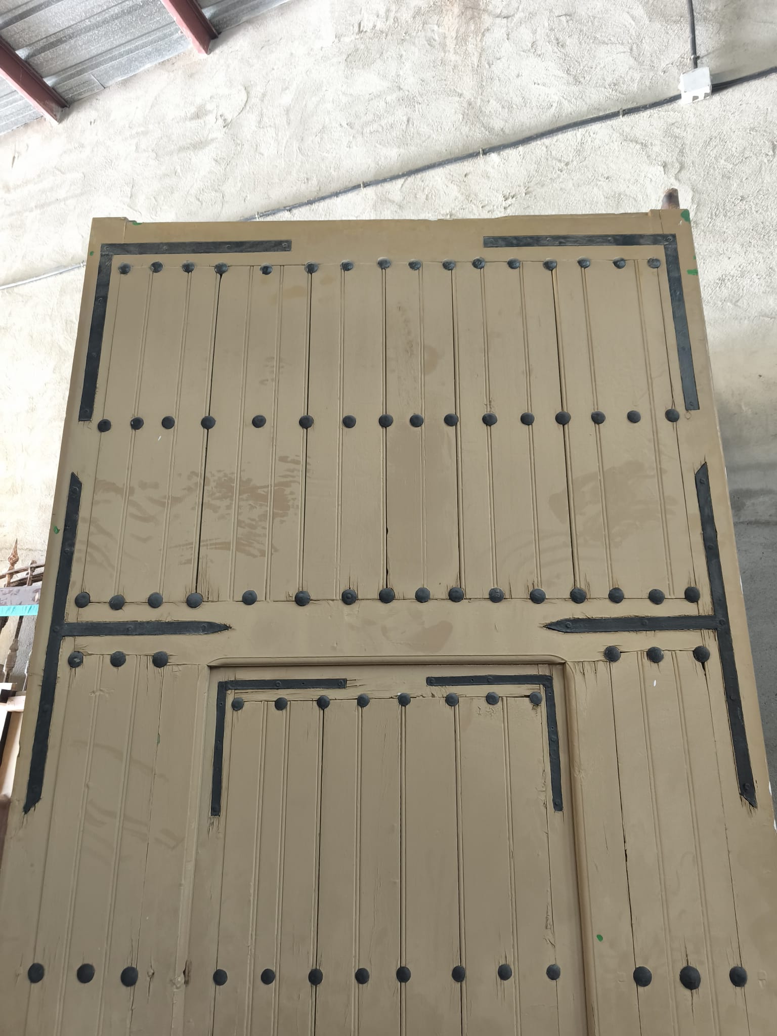 Gran portón antiguo de madera 2 hojas - Imagen 13