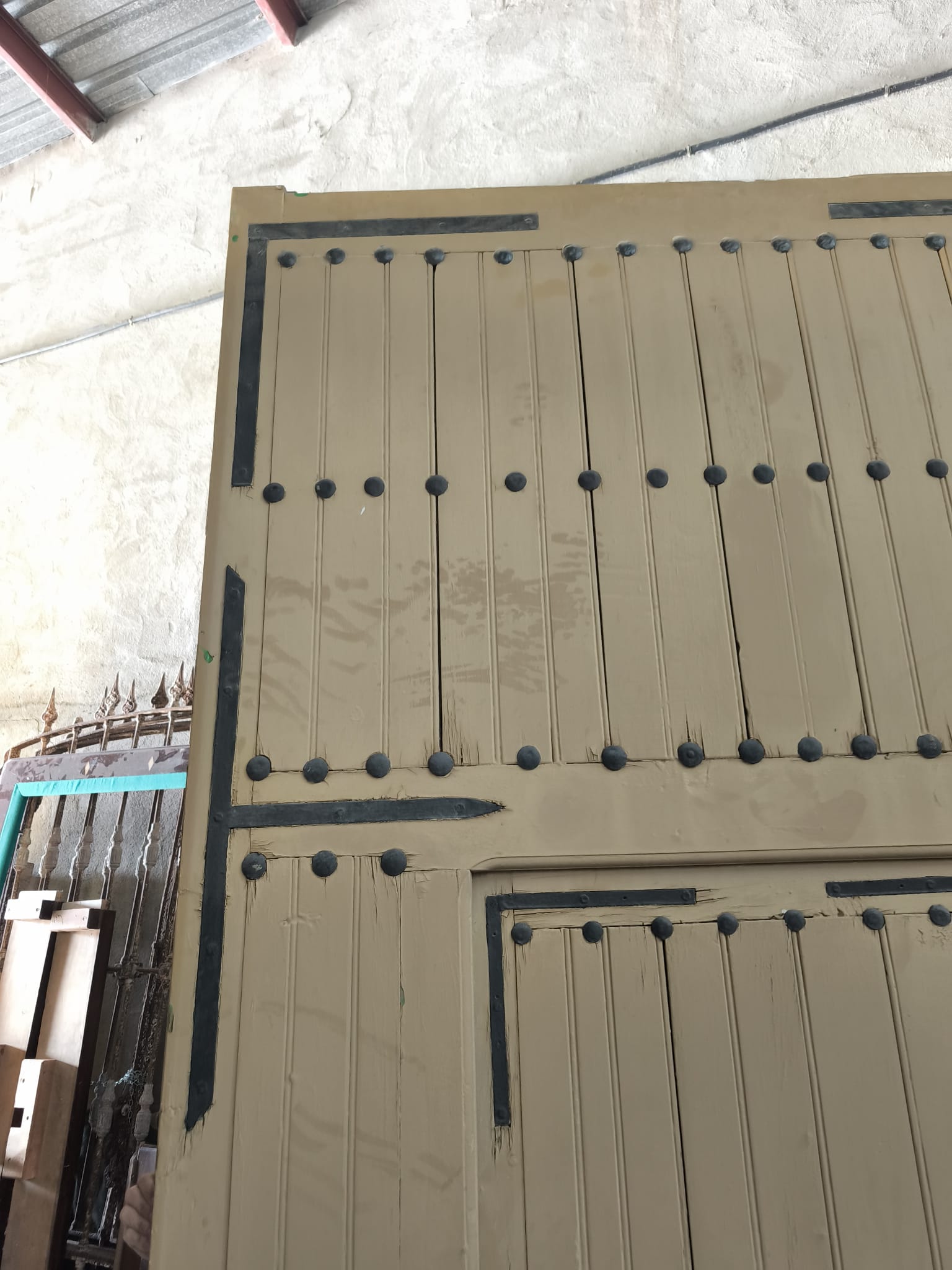 Gran portón antiguo de madera 2 hojas - Imagen 15