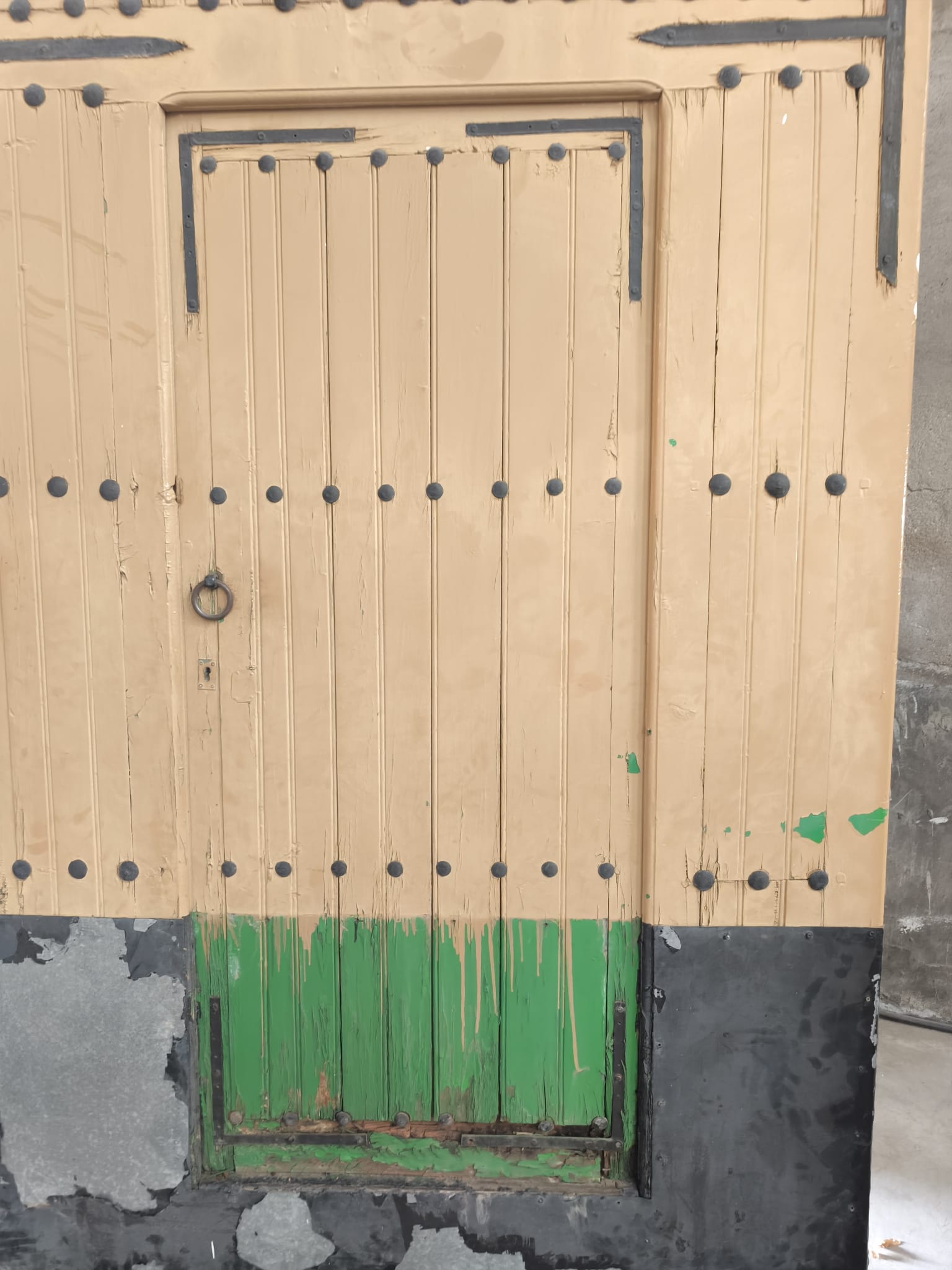 Gran portón antiguo de madera 2 hojas - Imagen 16