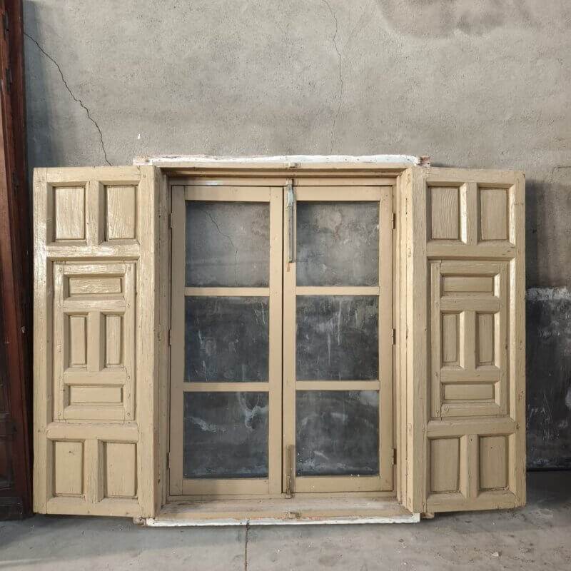 Ventana antigua con contraventana y doble hoja