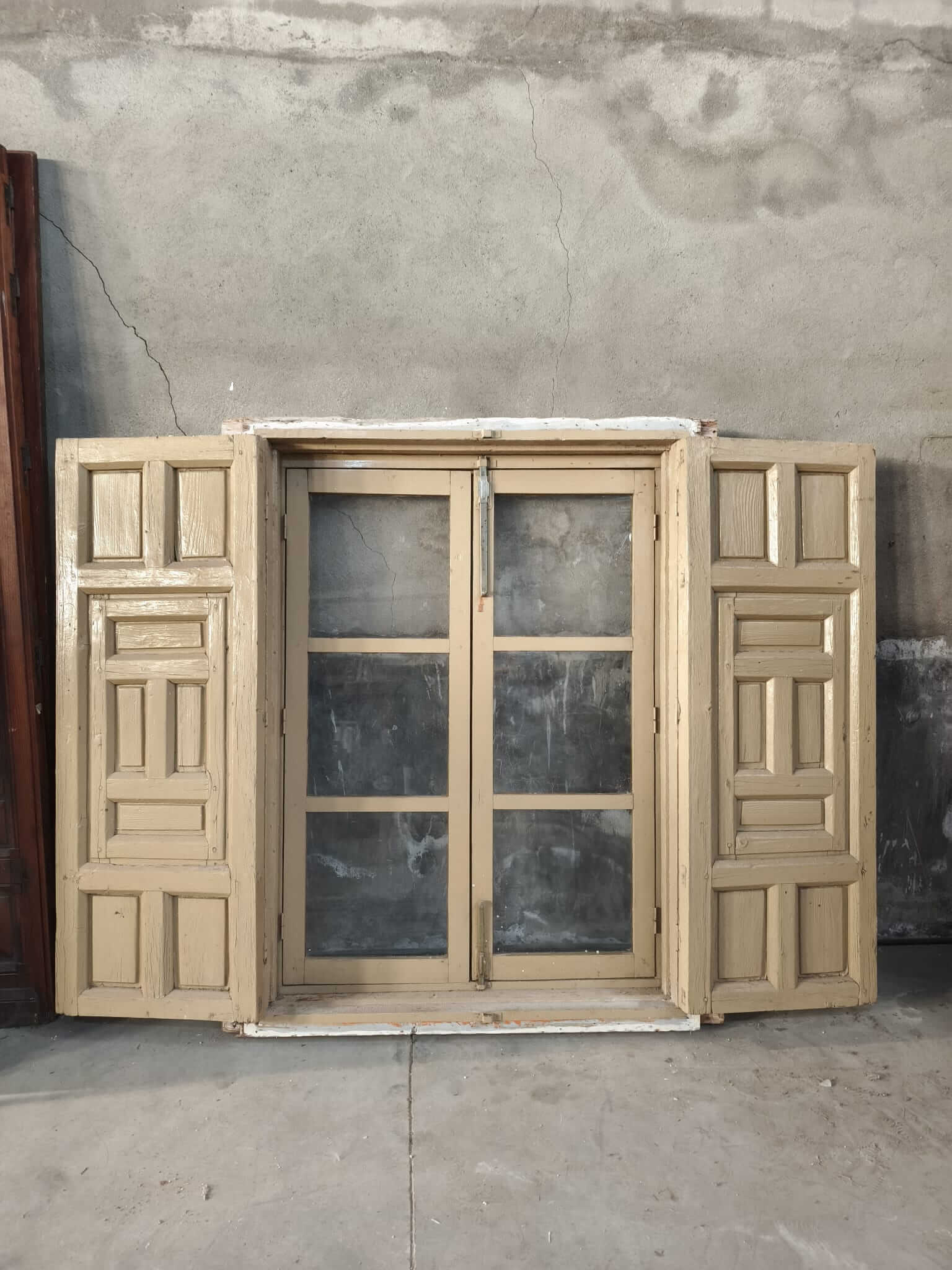 Ventana antigua con contraventana y doble hoja