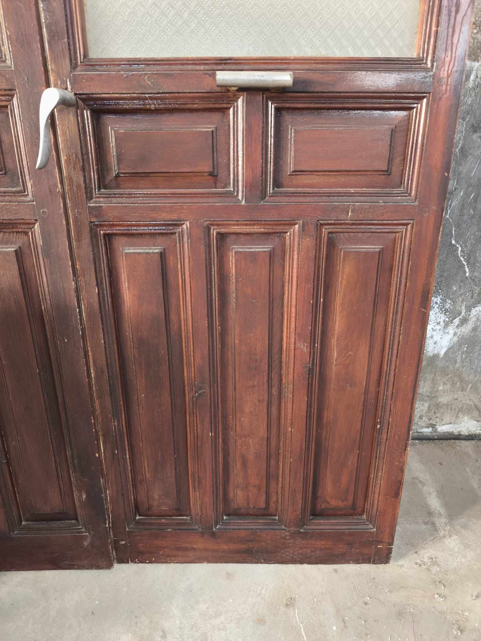 Antigua puerta doble de madera con cristales texturizados y cuarterones - Imagen 7