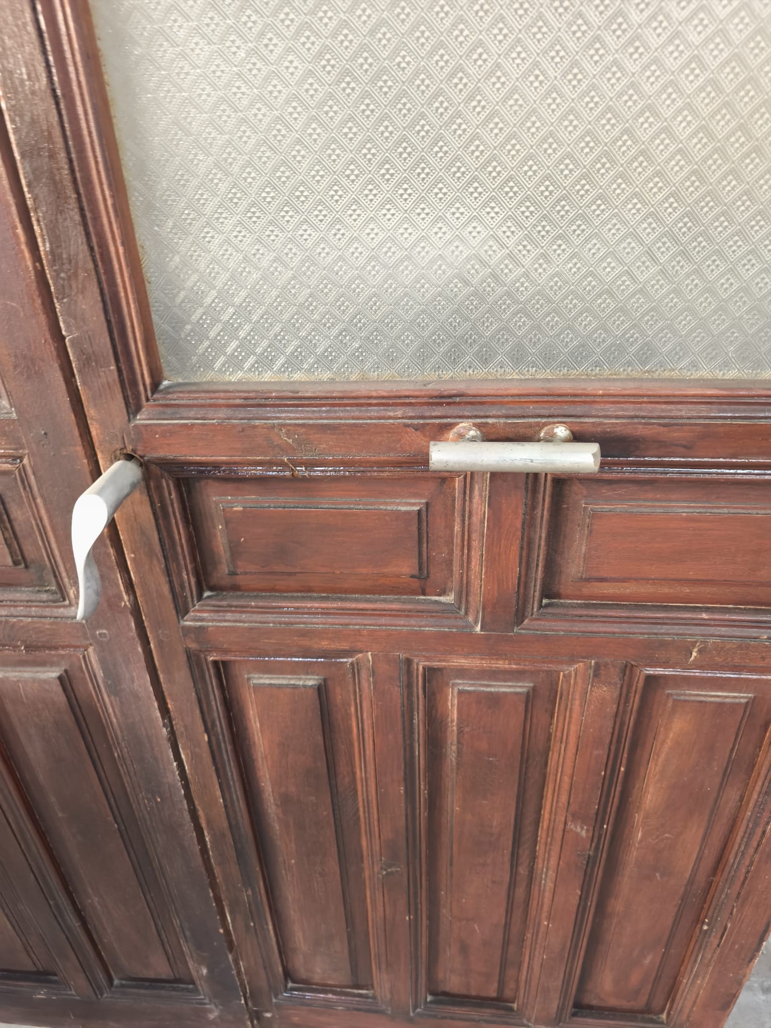 Antigua puerta doble de madera con cristales texturizados y cuarterones - Imagen 3