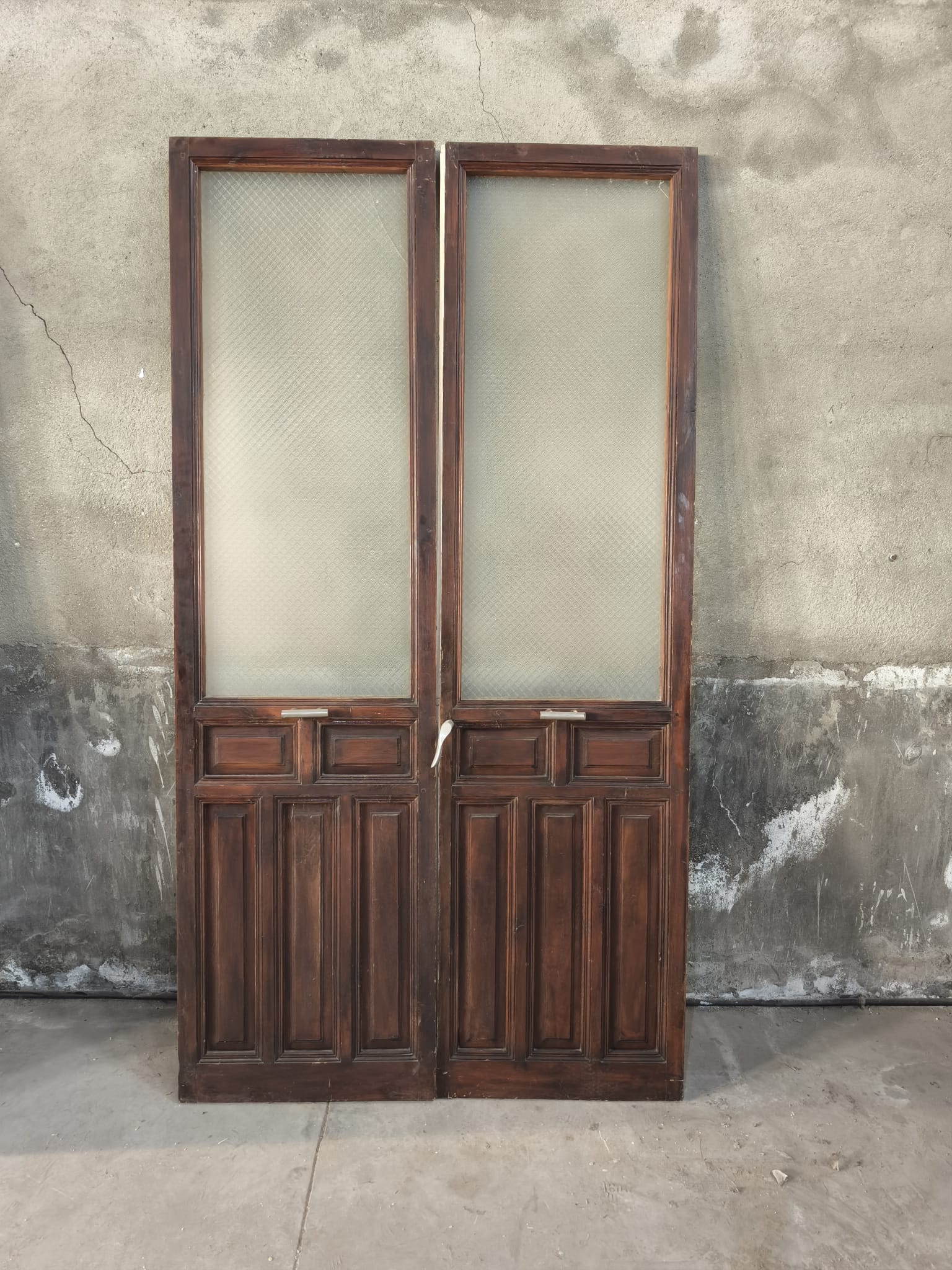 Antigua puerta doble de madera con cristales texturizados y cuarterones - Imagen 2