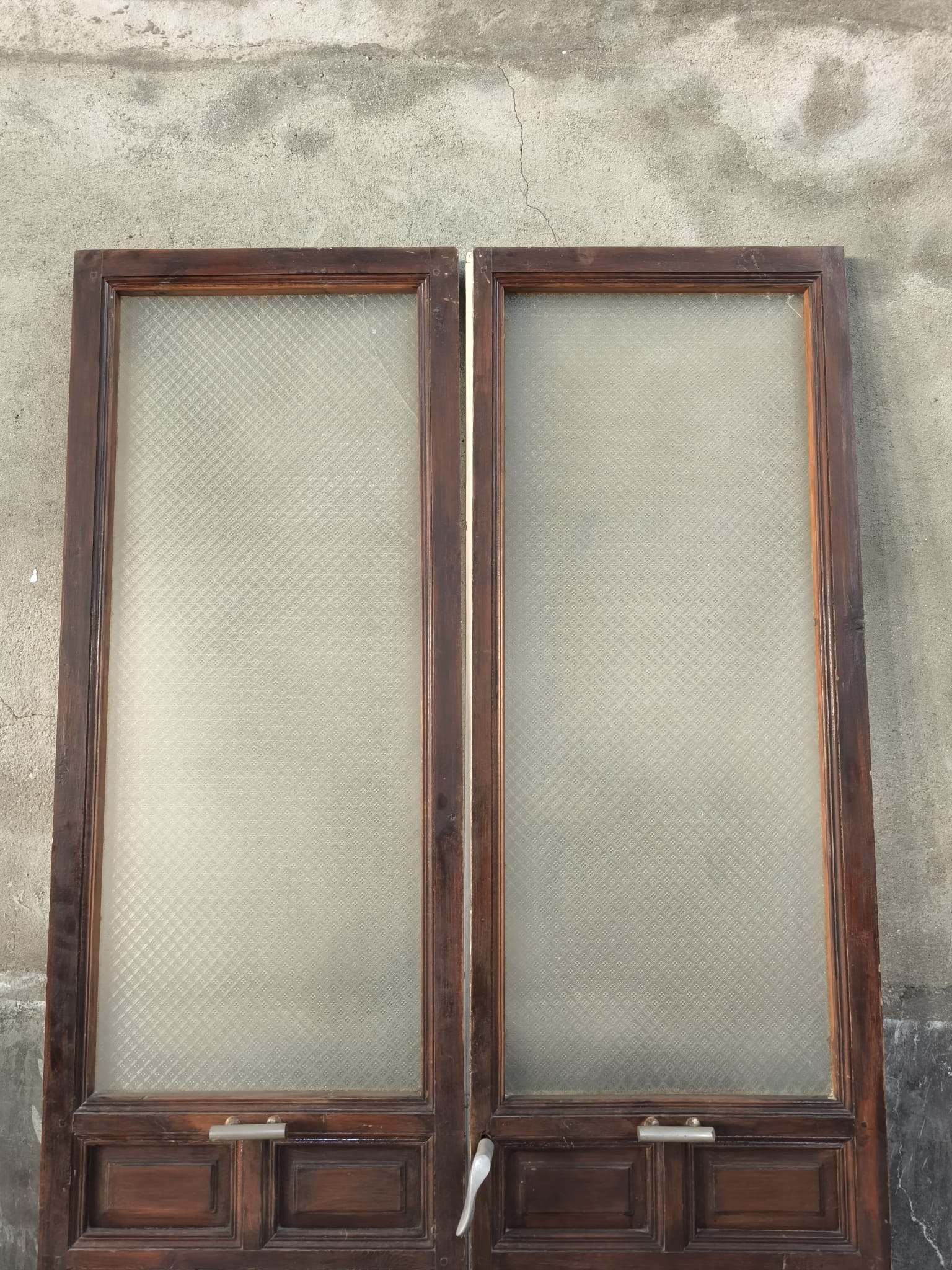 Antigua puerta doble de madera con cristales texturizados y cuarterones - Imagen 8