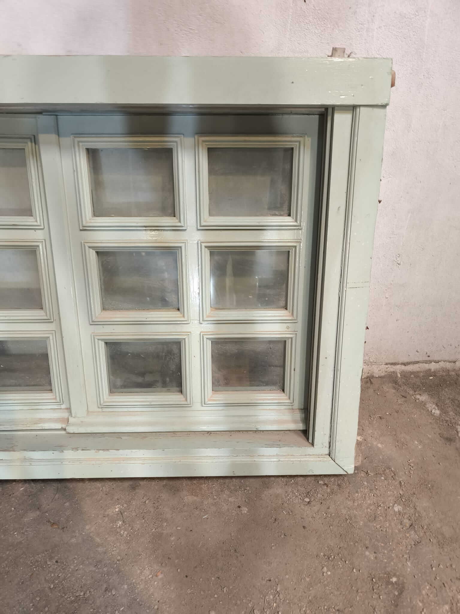 Ventana antigua madera verdosa con cristales y cuarterones - Imagen 7