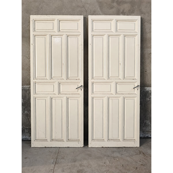 Pareja de puertas antiguas madera blanca cuarterones