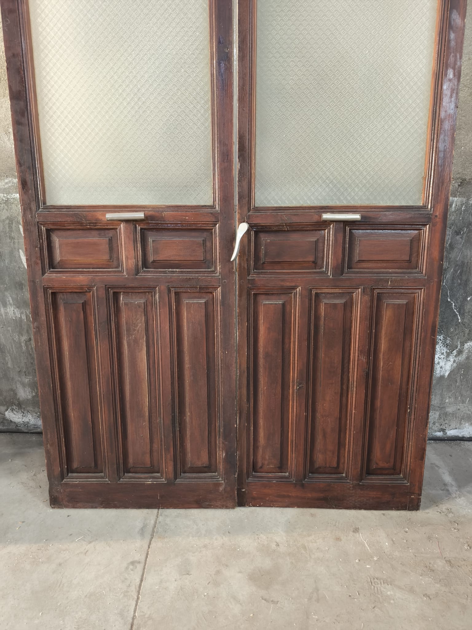 Antigua puerta doble de madera con cristales texturizados y cuarterones - Imagen 5