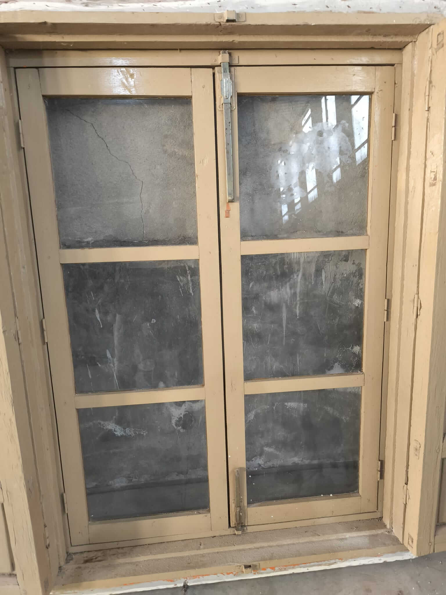Ventana antigua con contraventana y doble hoja - Imagen 7