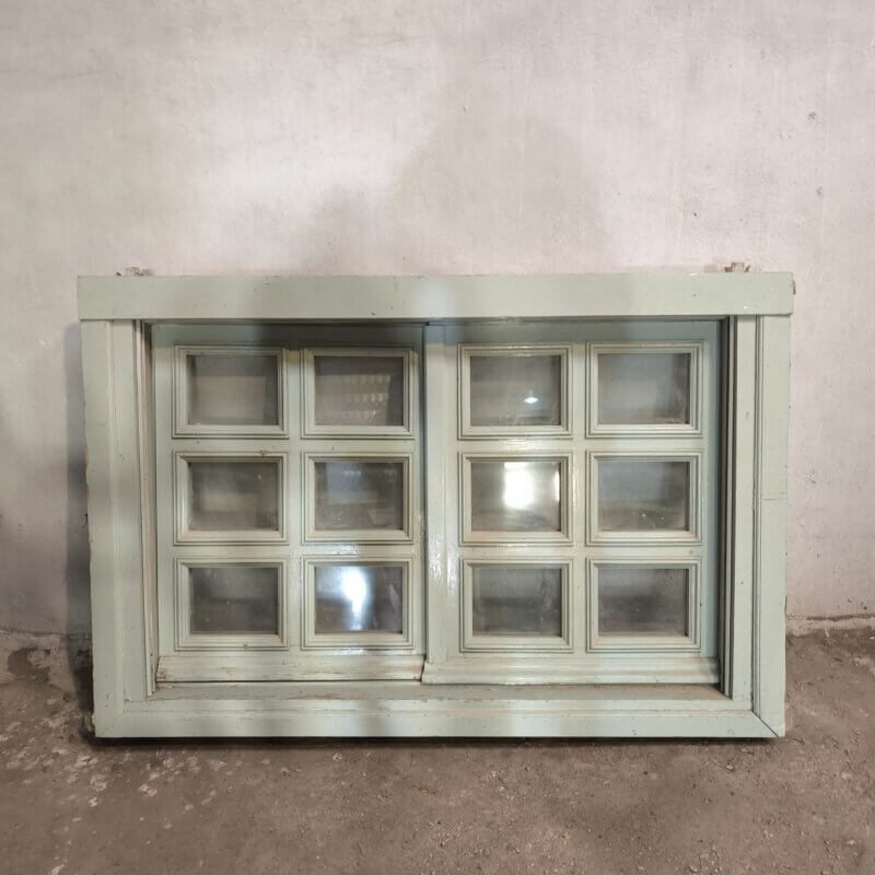 Ventana antigua madera verdosa con cristales y cuarterones