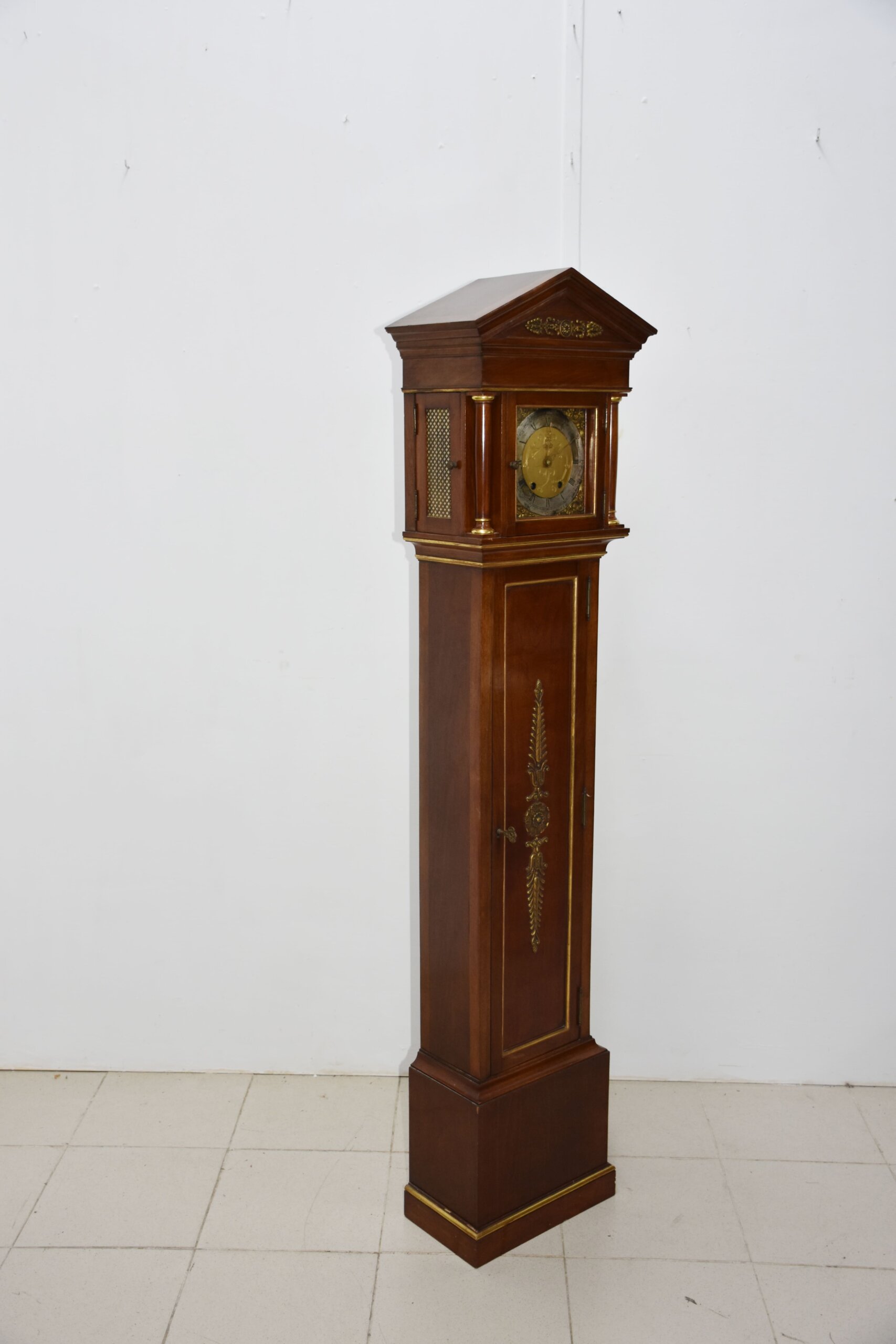 Reloj de pie de madera con péndulo - Imagen 2