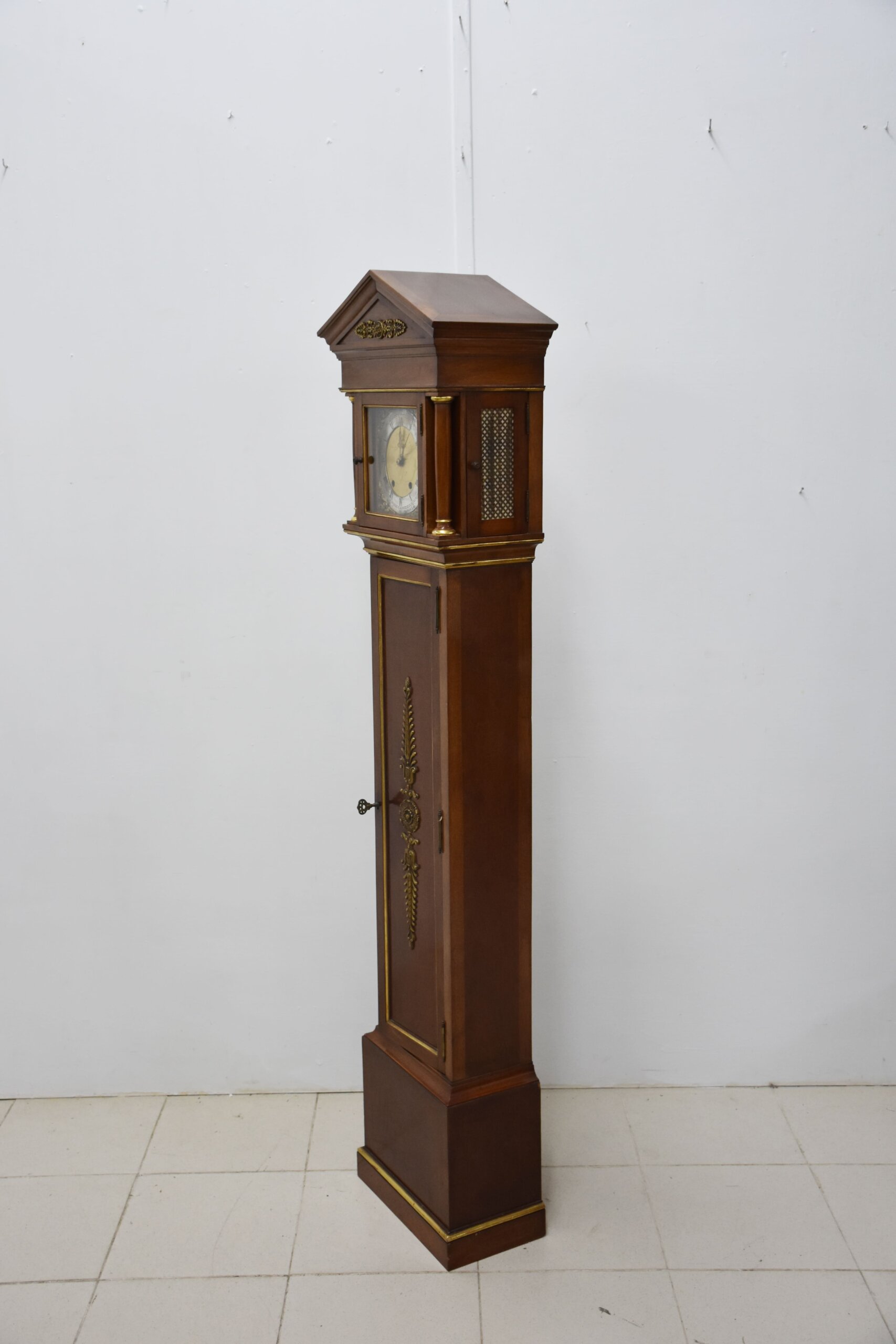 Reloj de pie de madera con péndulo - Imagen 4