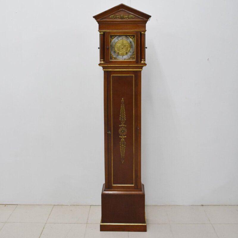 Reloj de pie de madera con péndulo