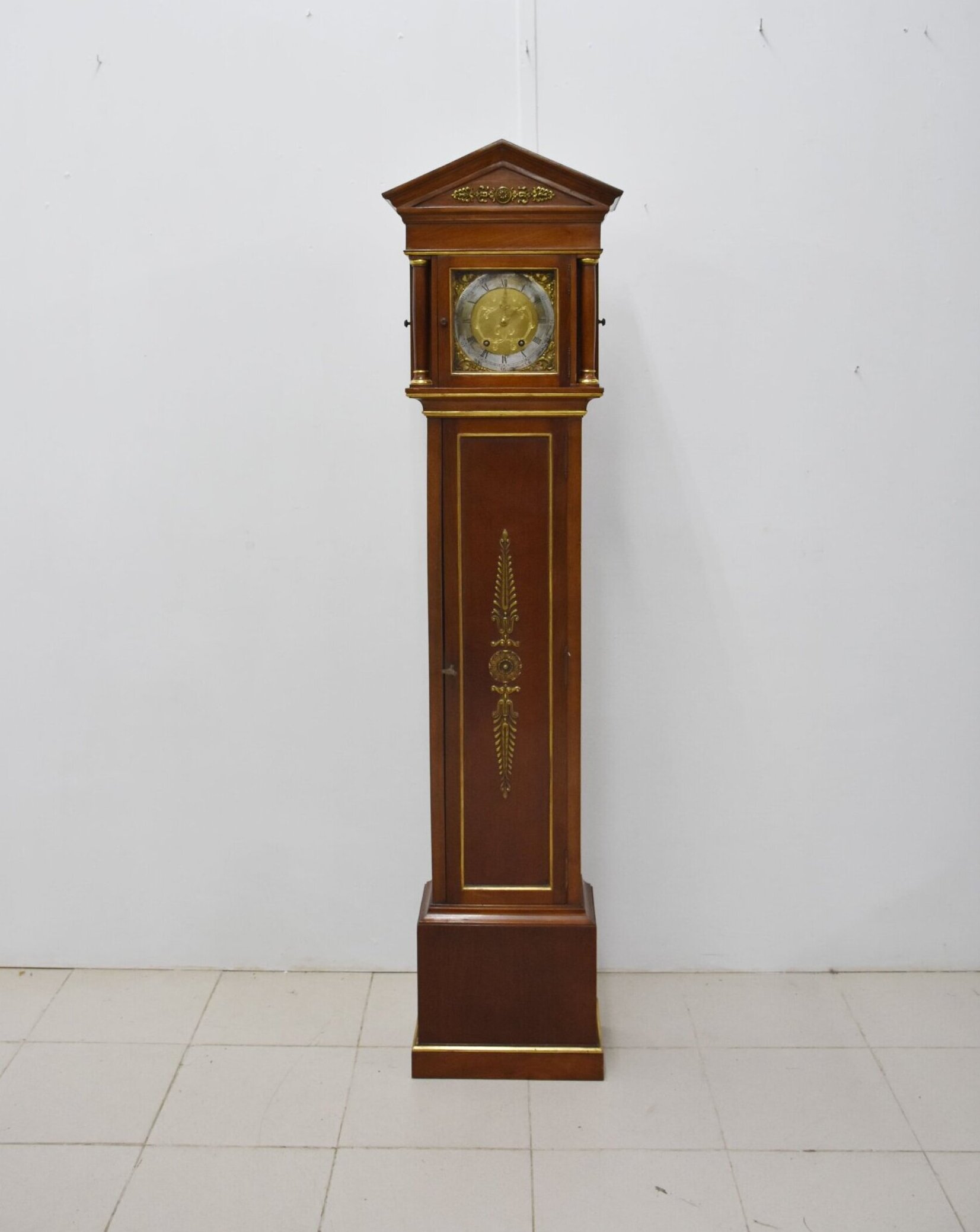 Reloj de pie de madera con péndulo