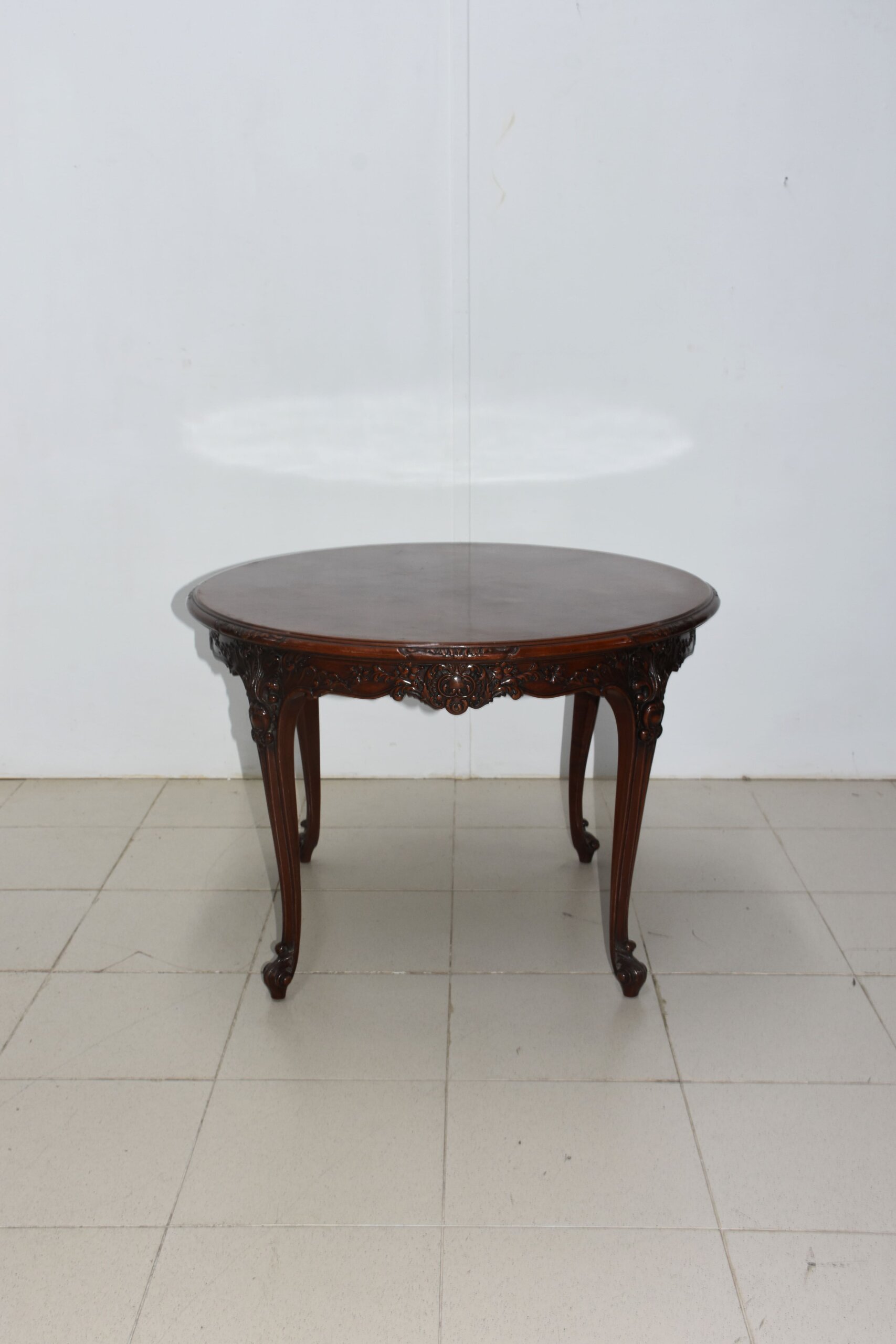 Mesa tallada caoba casa Herraiz
