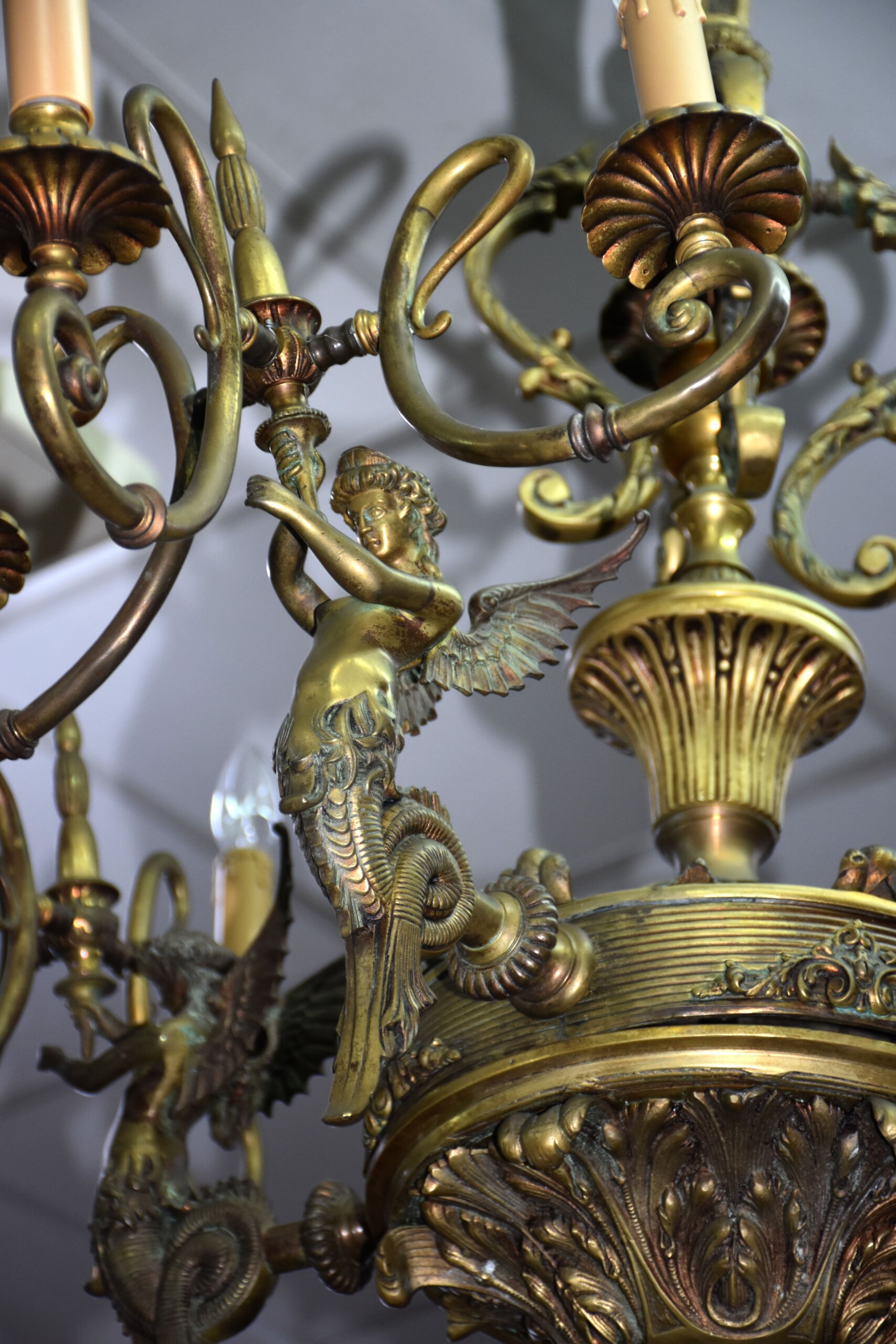 Lámpara de bronce figuras mitológicas aladas - Imagen 7