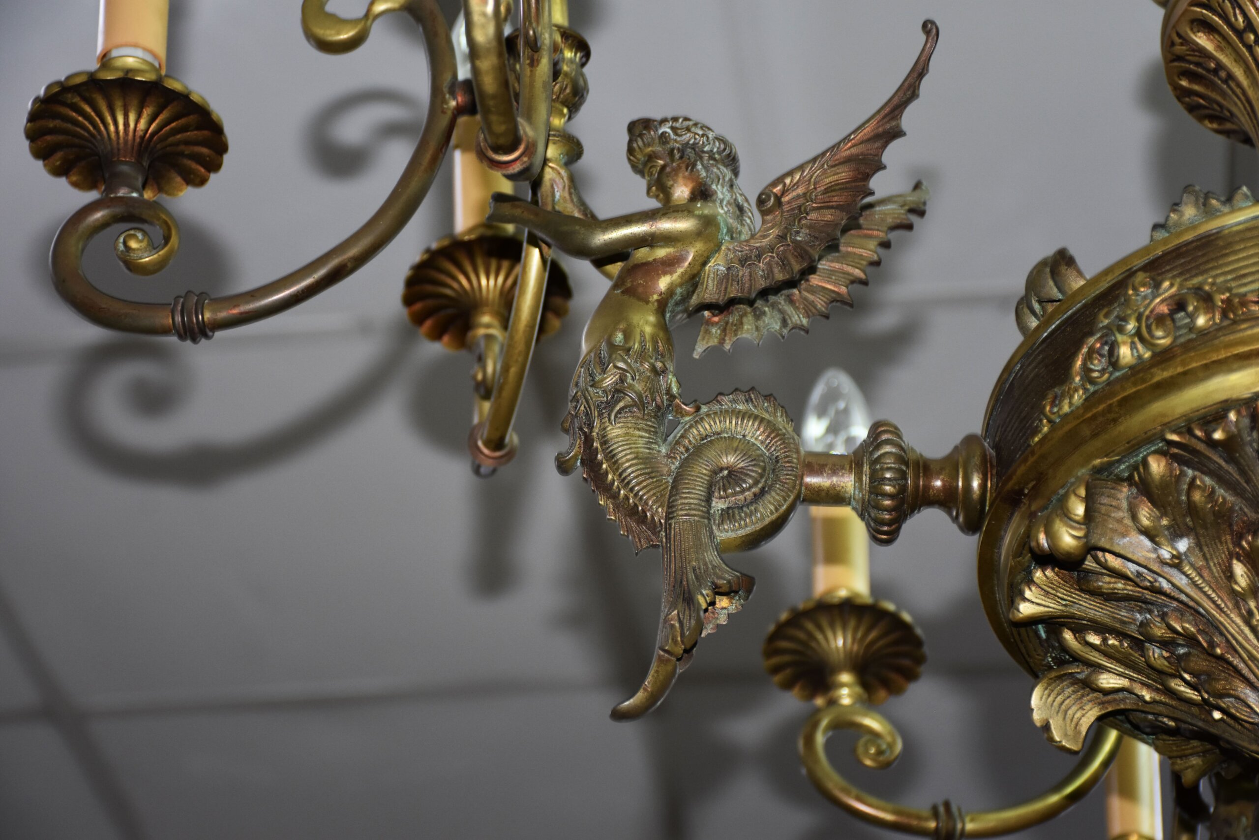 Lámpara de bronce figuras mitológicas aladas - Imagen 9