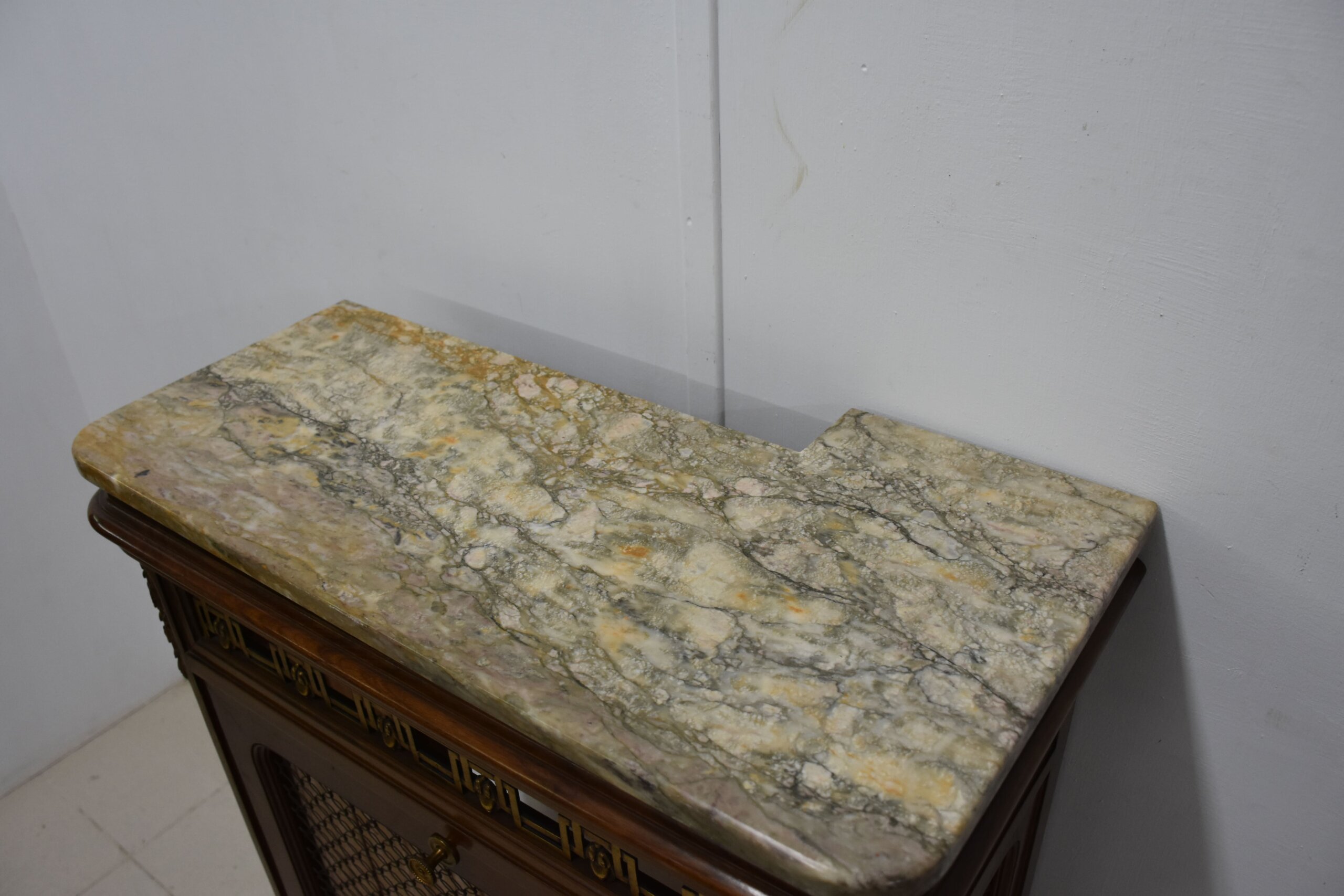 Cubreradiador de madera y rejilla latón - Imagen 3