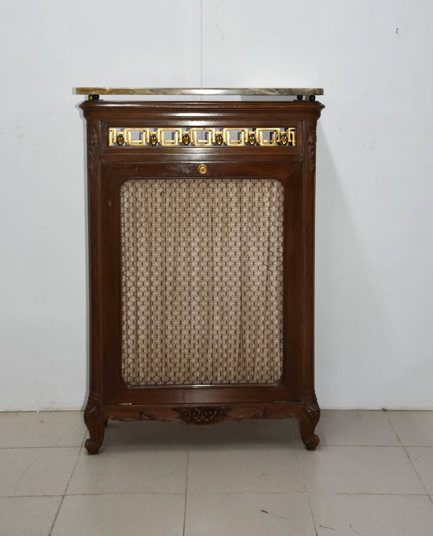 Cubreradiador de madera y rejilla latón