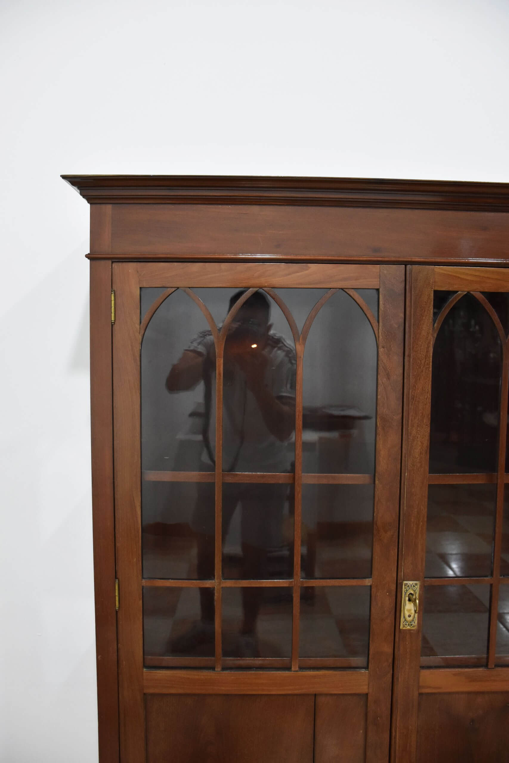 Vitrina antigua madera arcos ojivales - Imagen 3