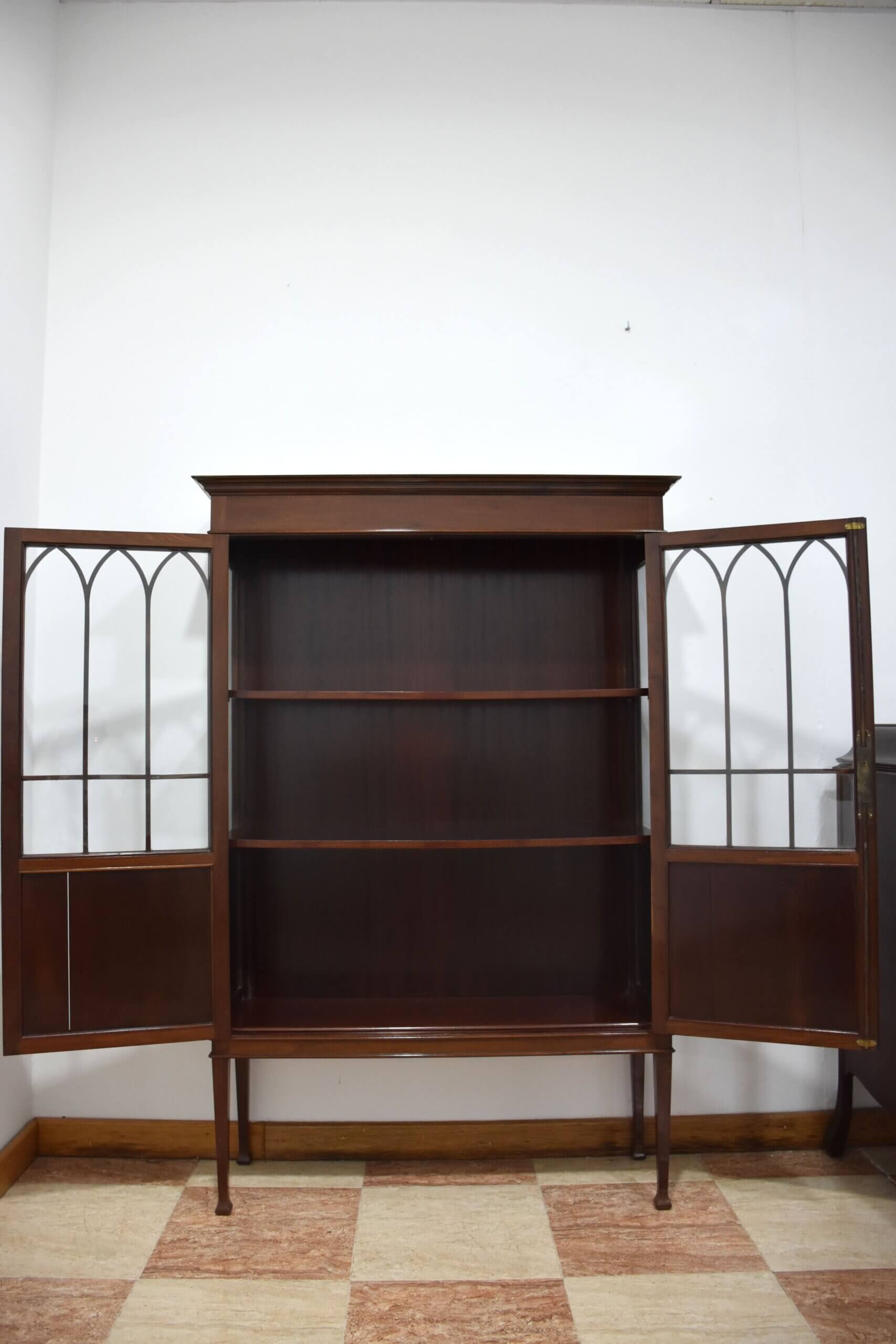 Vitrina antigua madera arcos ojivales - Imagen 5