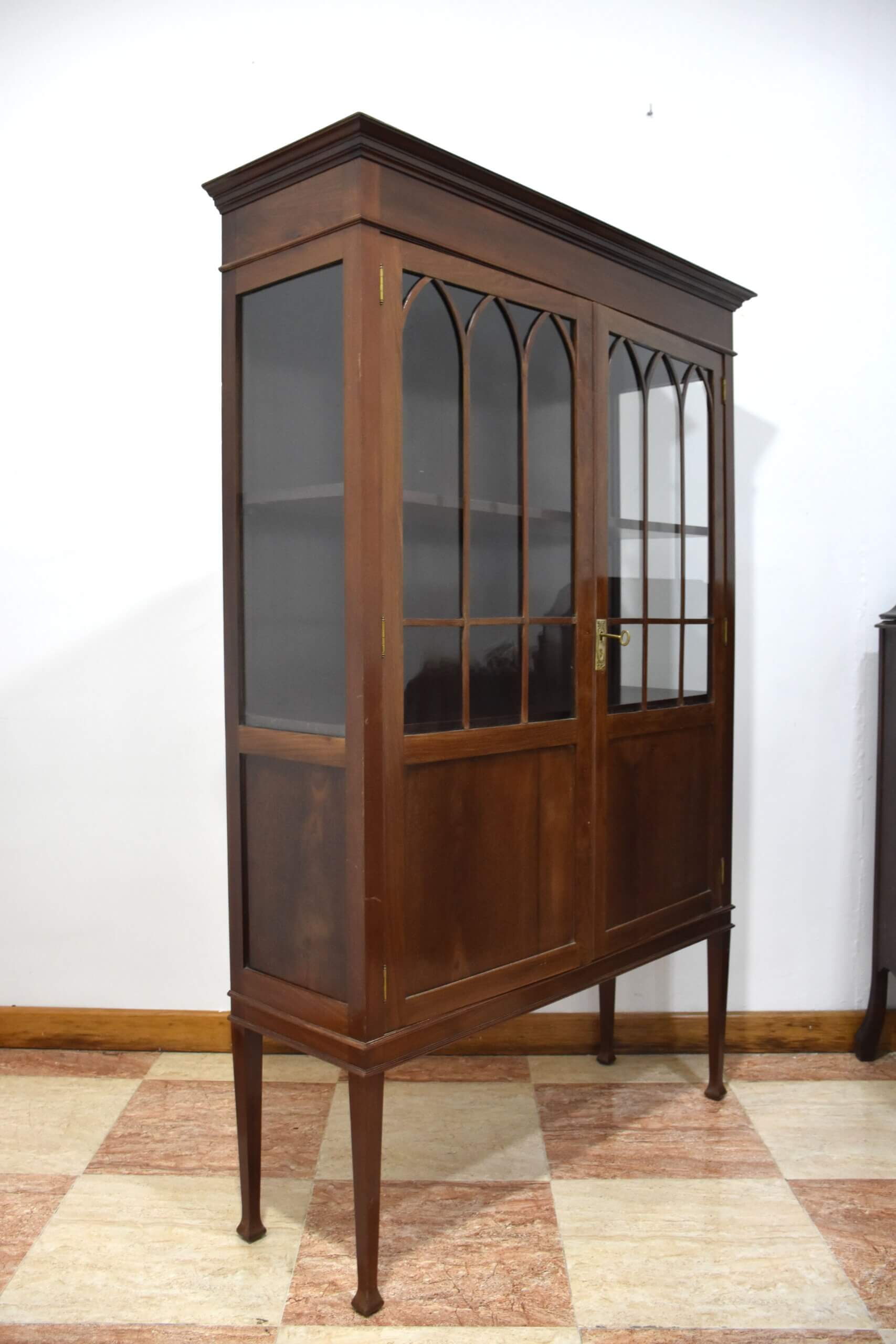 Vitrina antigua madera arcos ojivales - Imagen 6