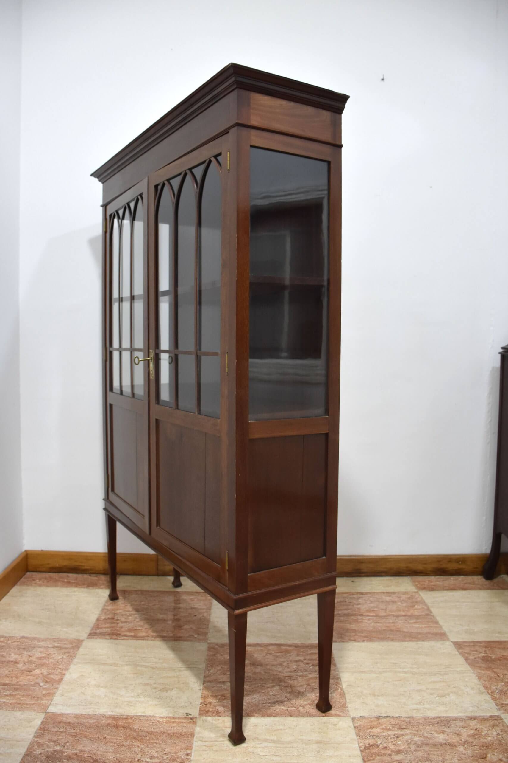 Vitrina antigua madera arcos ojivales - Imagen 7