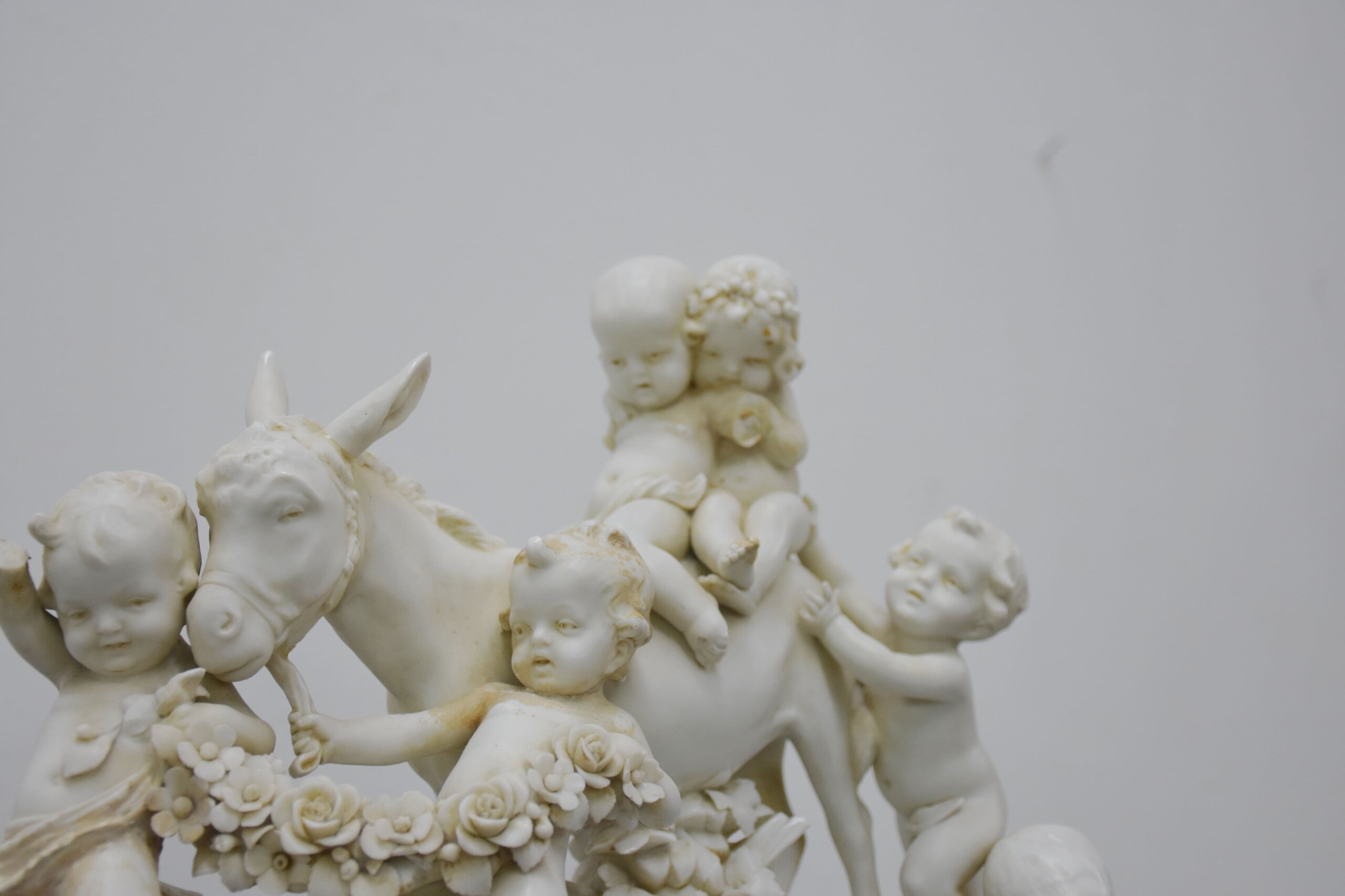 Figura niños con burro porcelana biscuit - Imagen 11