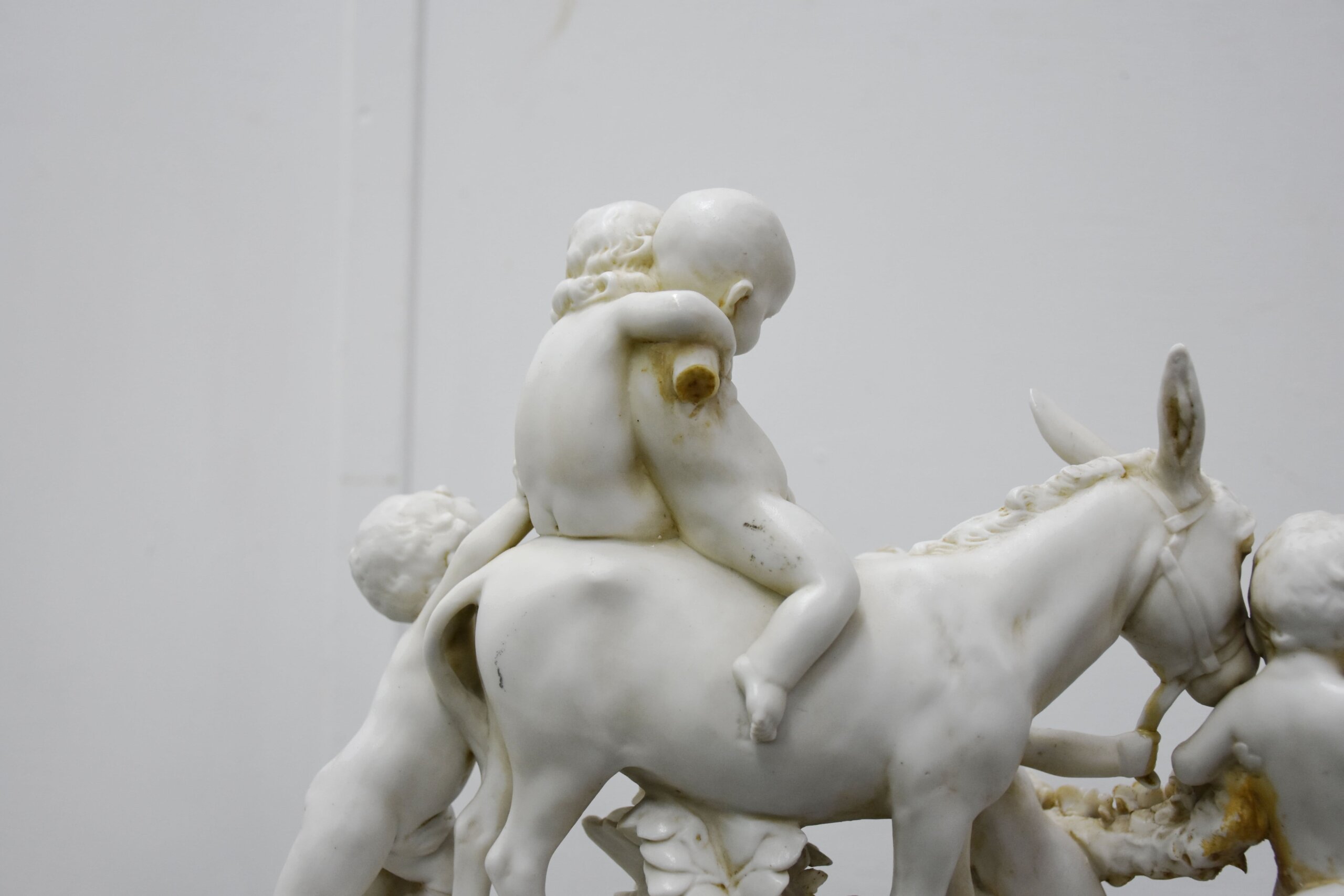 Figura niños con burro porcelana biscuit - Imagen 3