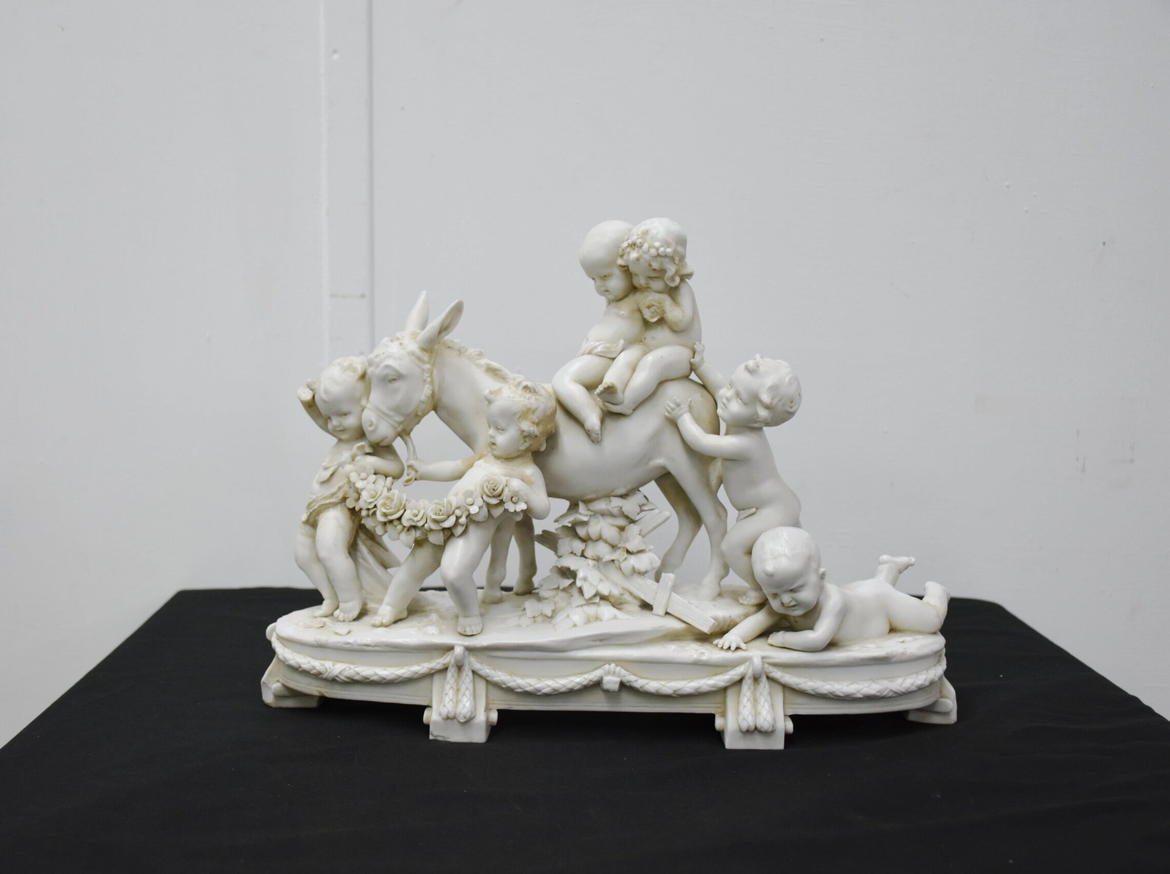 Figura niños con burro porcelana biscuit