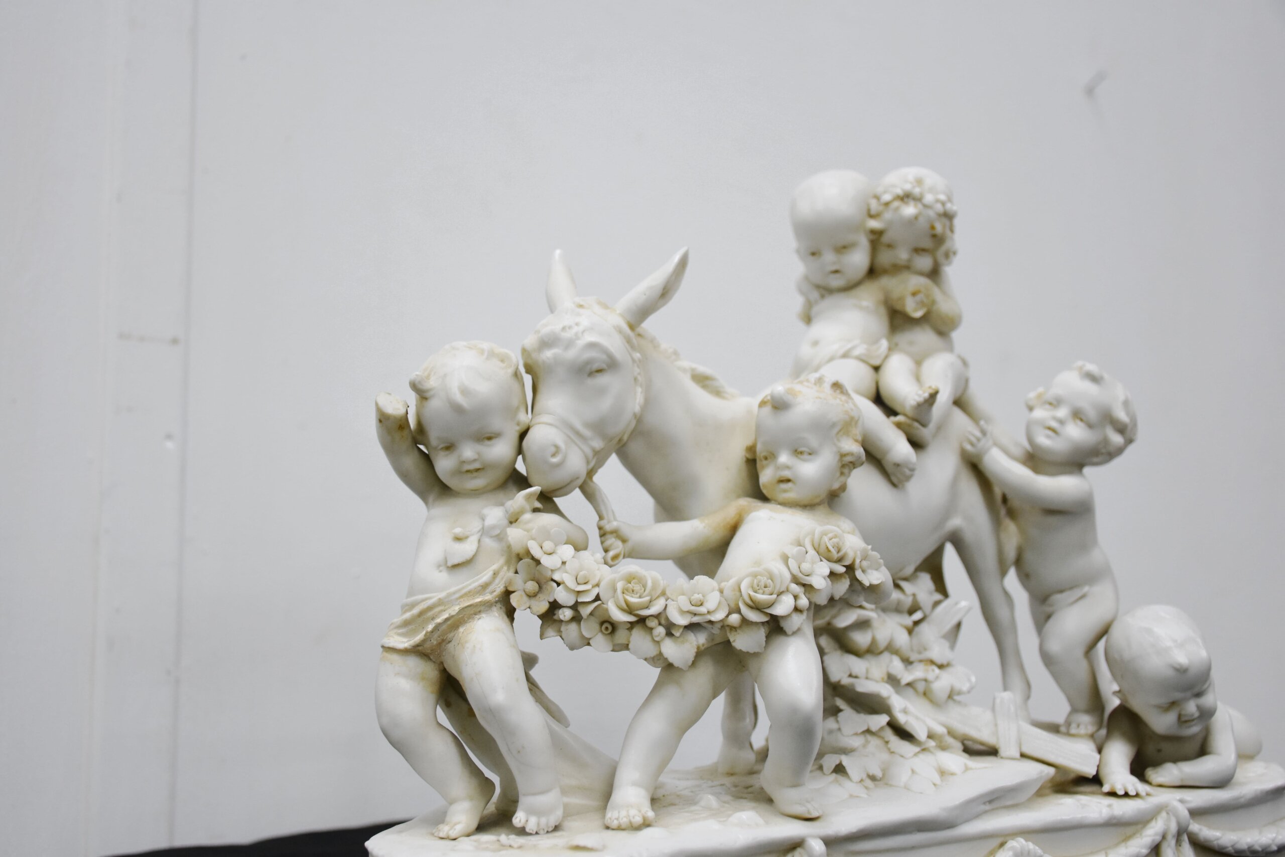 Figura niños con burro porcelana biscuit - Imagen 10